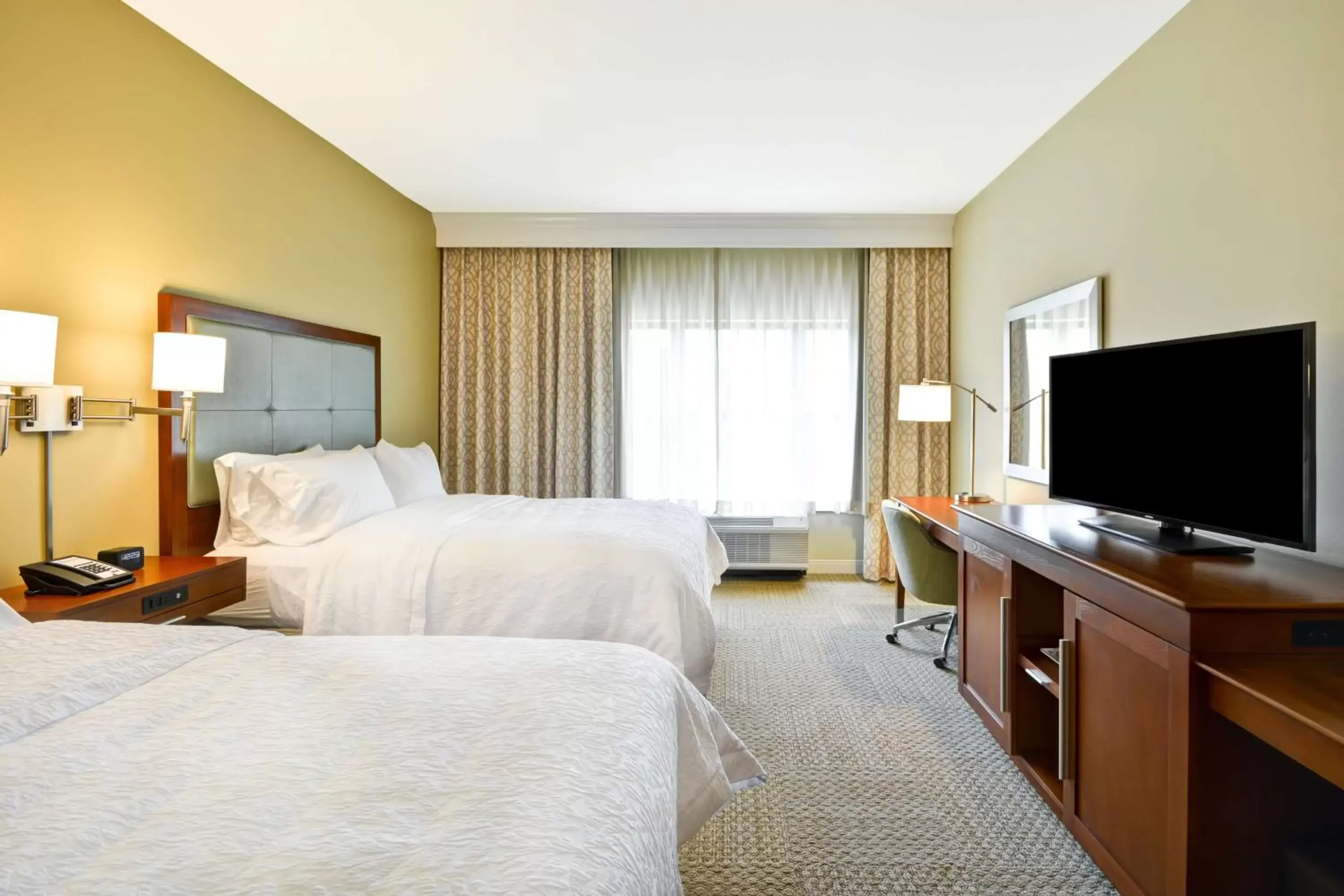 Bedroom, Bed in Hampton Inn & Suites Charleston Airport