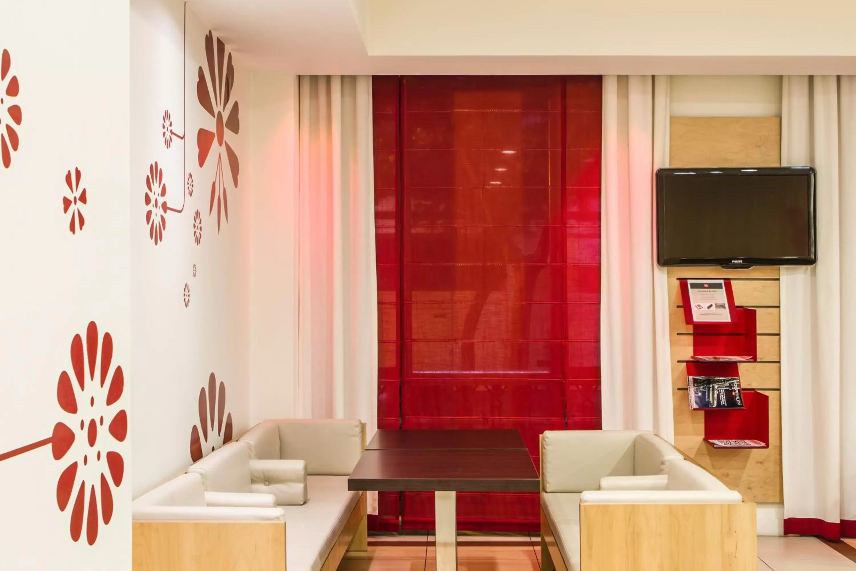 Lounge or bar, TV/Entertainment Center in Hotel ibis Figueira Da Foz