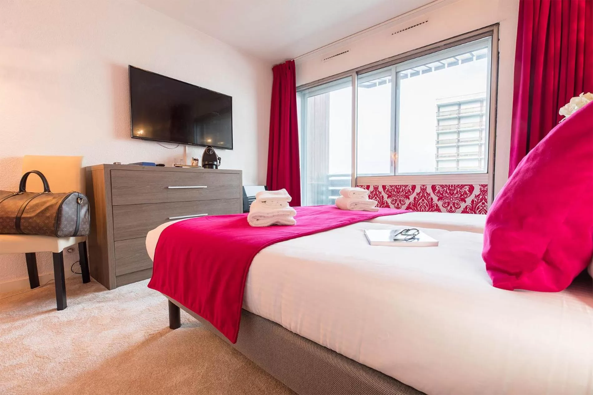 Bedroom, Bed in Madame Vacances - Hôtel Courchevel Olympic