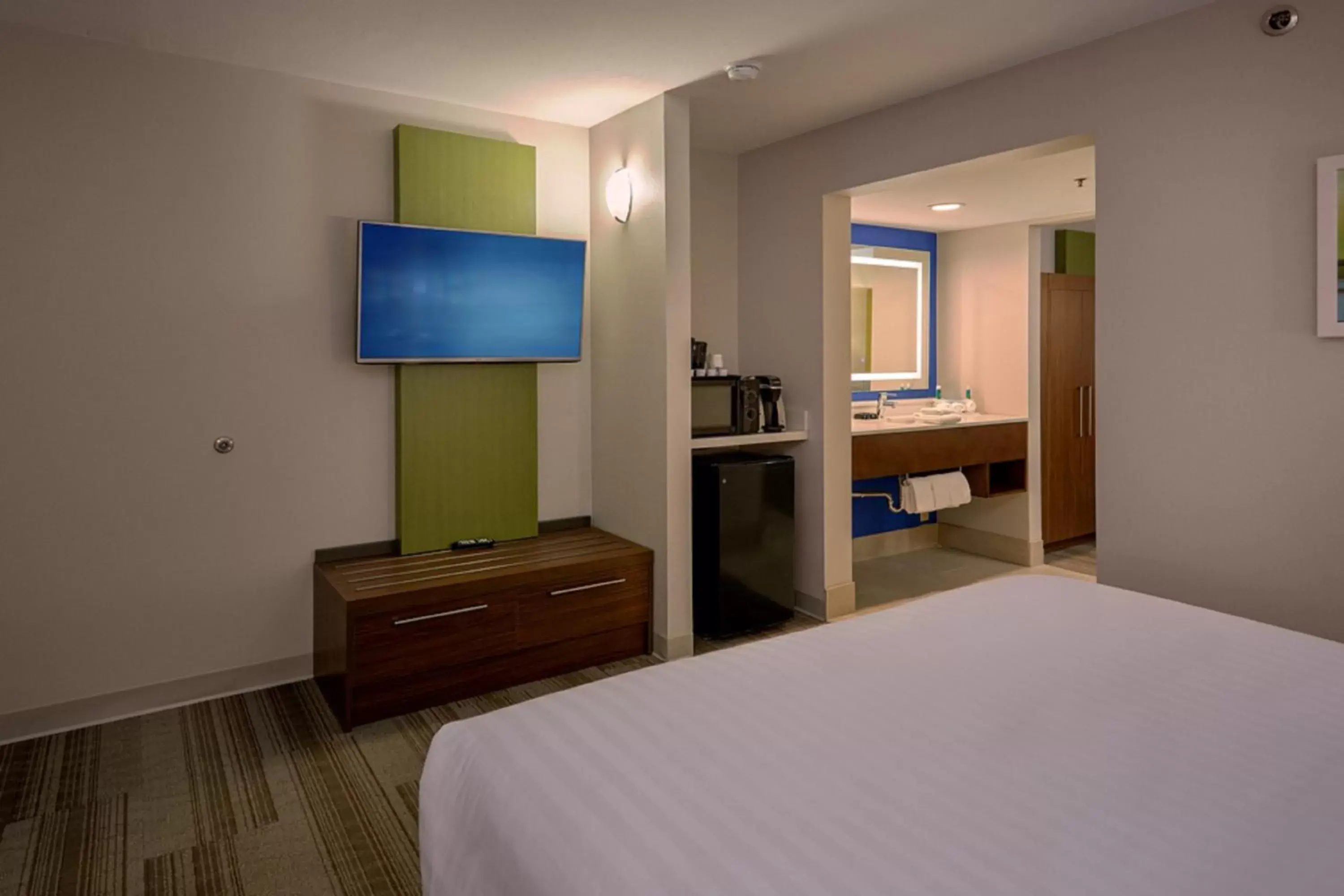 Photo of the whole room, Bed in Holiday Inn Express Pigeon Forge – Sevierville, an IHG Hotel