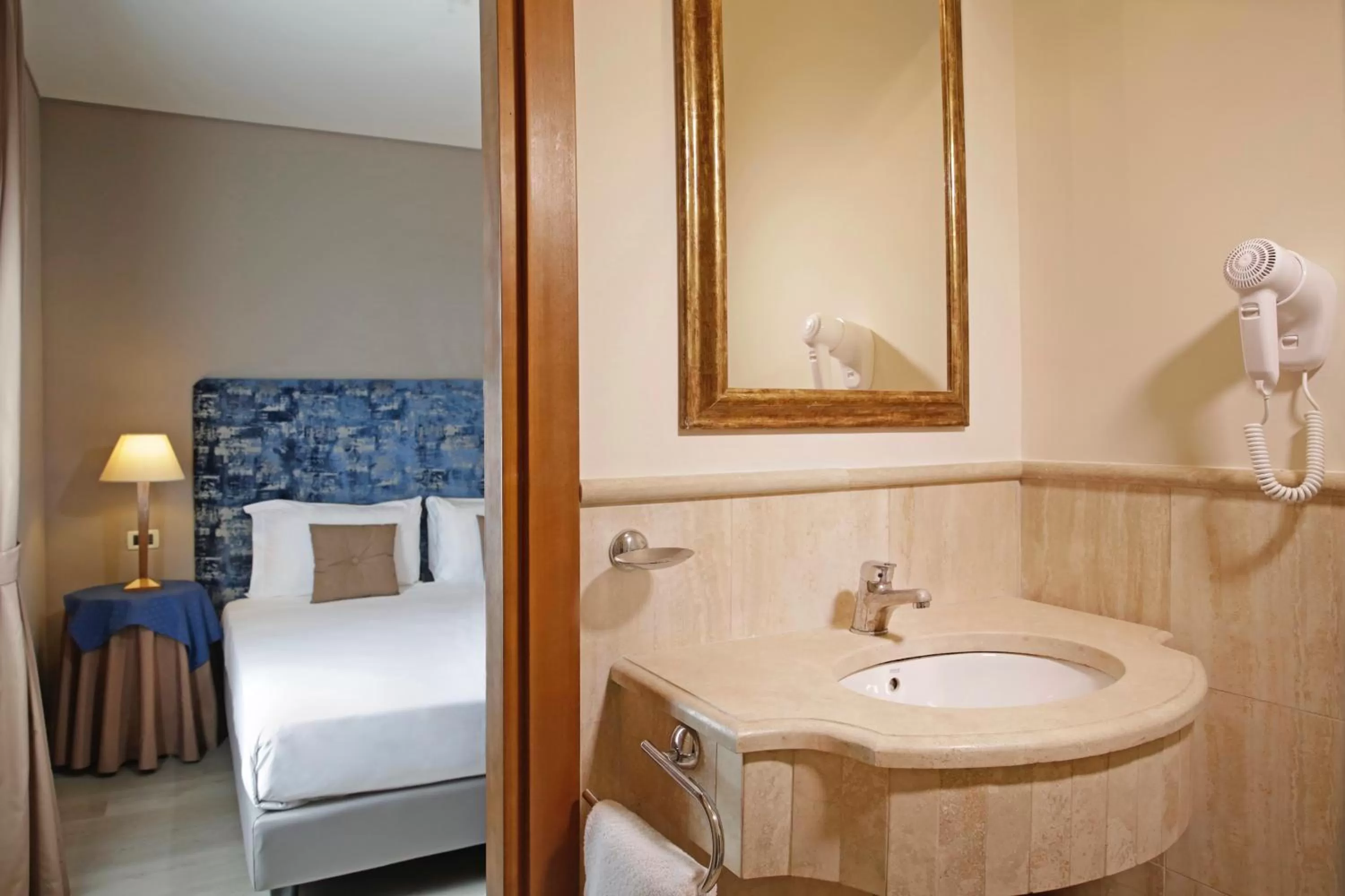 Bathroom, Bed in BeYou Hotel Ponte Milvio