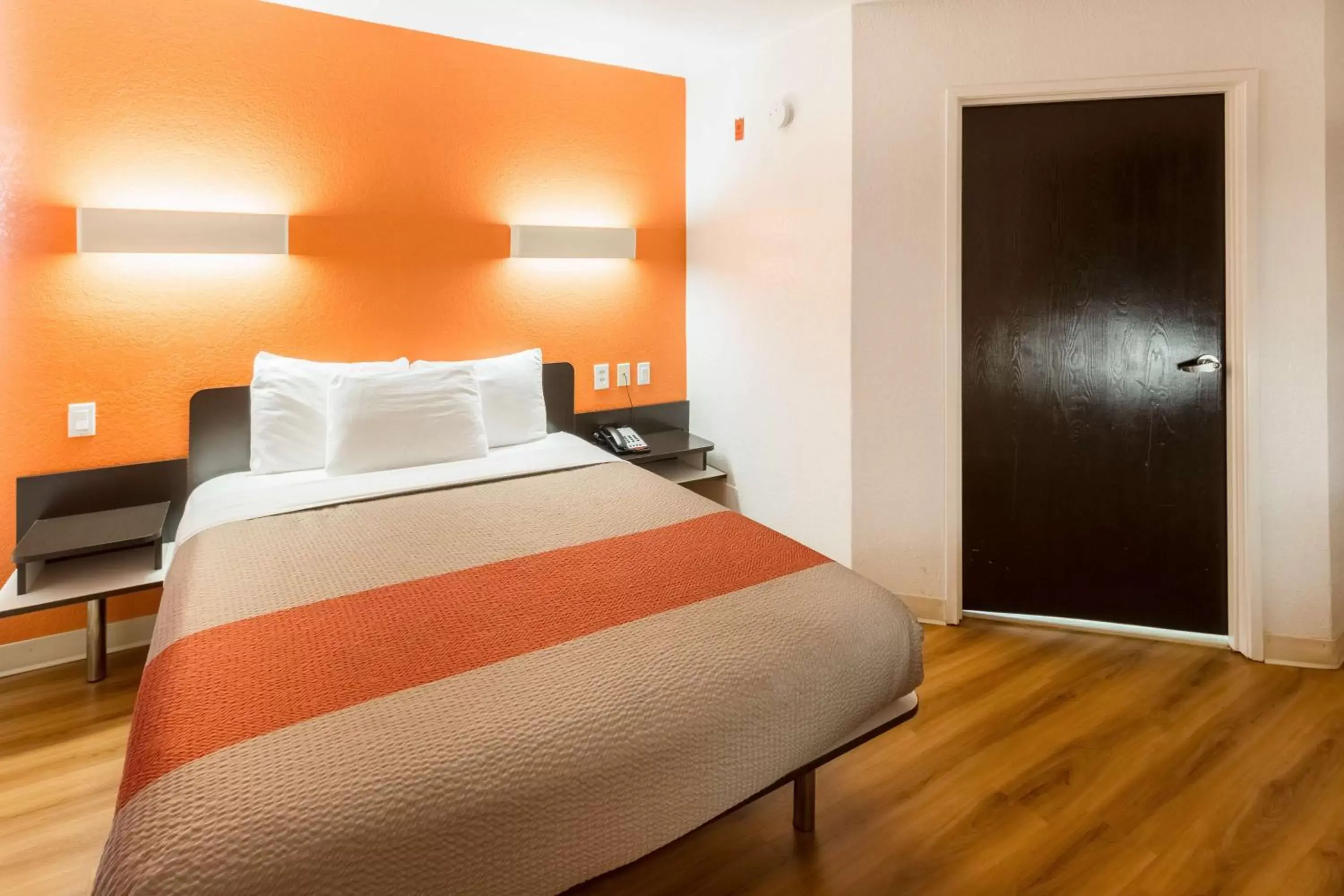 Double Room - single occupancy - Disability Access - Roll In Shower in Motel 6-Irving, TX - DFW Airport North Double Room - single occupancy - Disability Access - Roll In Shower in Motel 6-Irving, TX - DFW Airport North