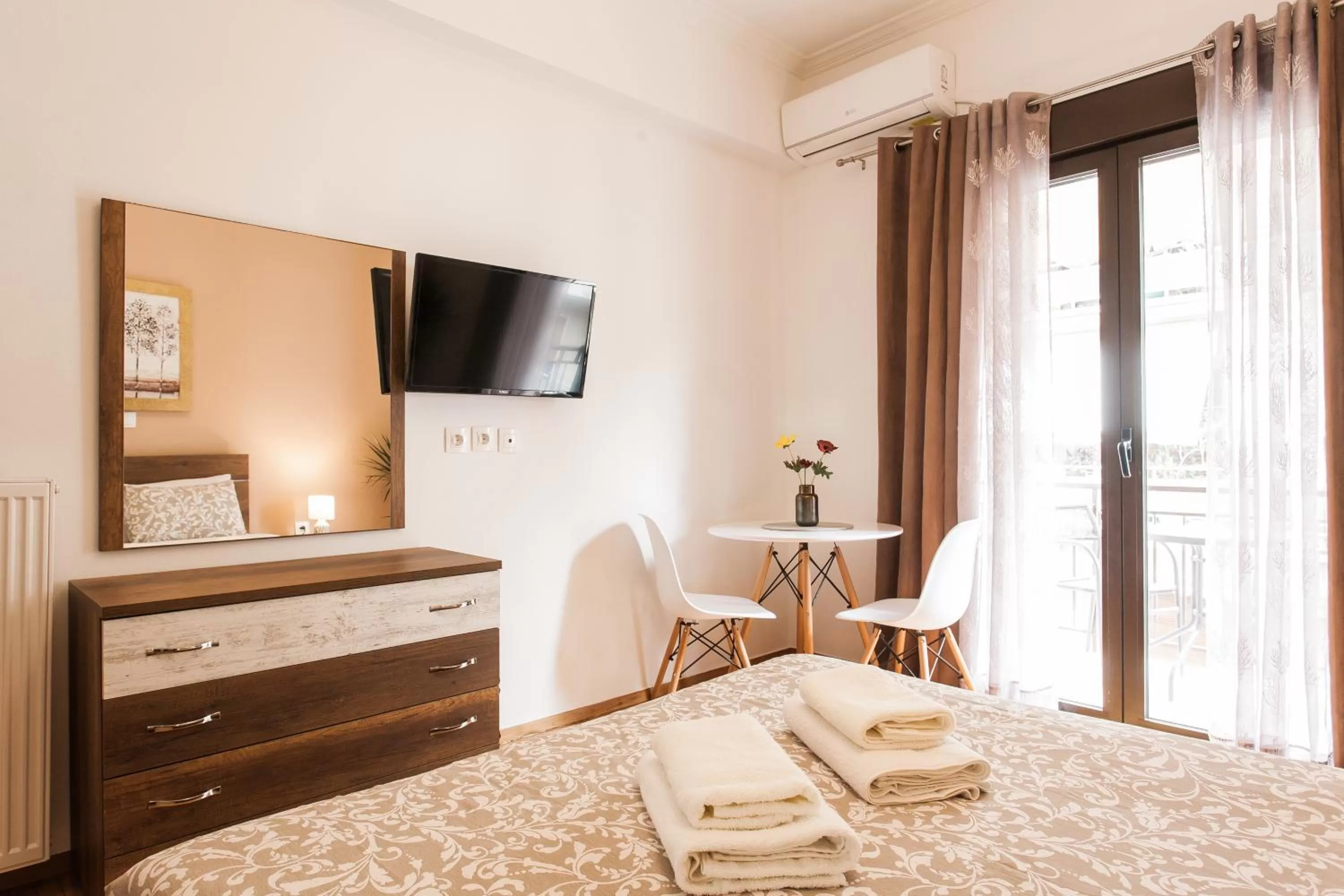 Bedroom, Bed in Nicholas Point Apartments and Rooms