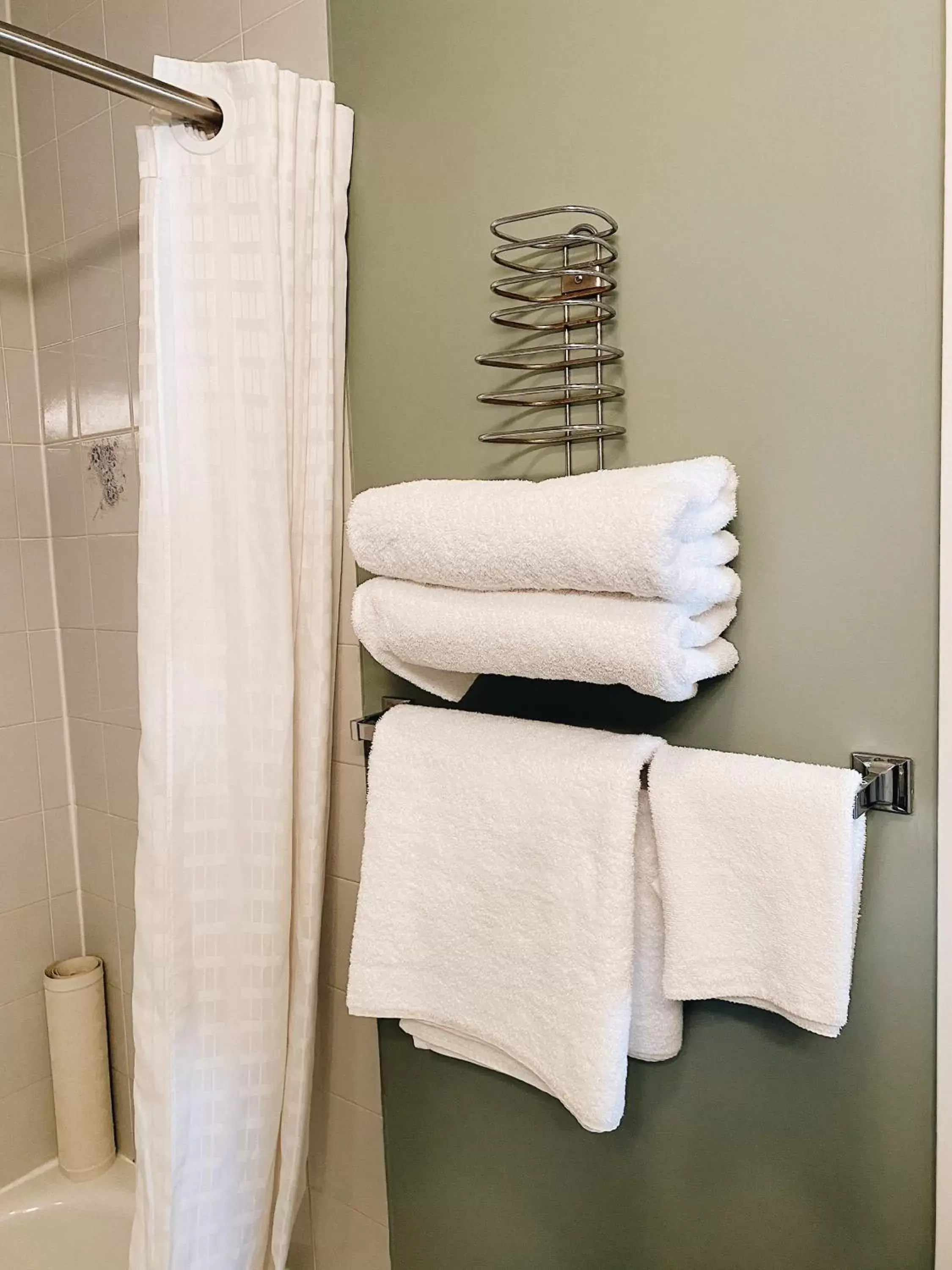 towels, Bathroom in The Met Hotel