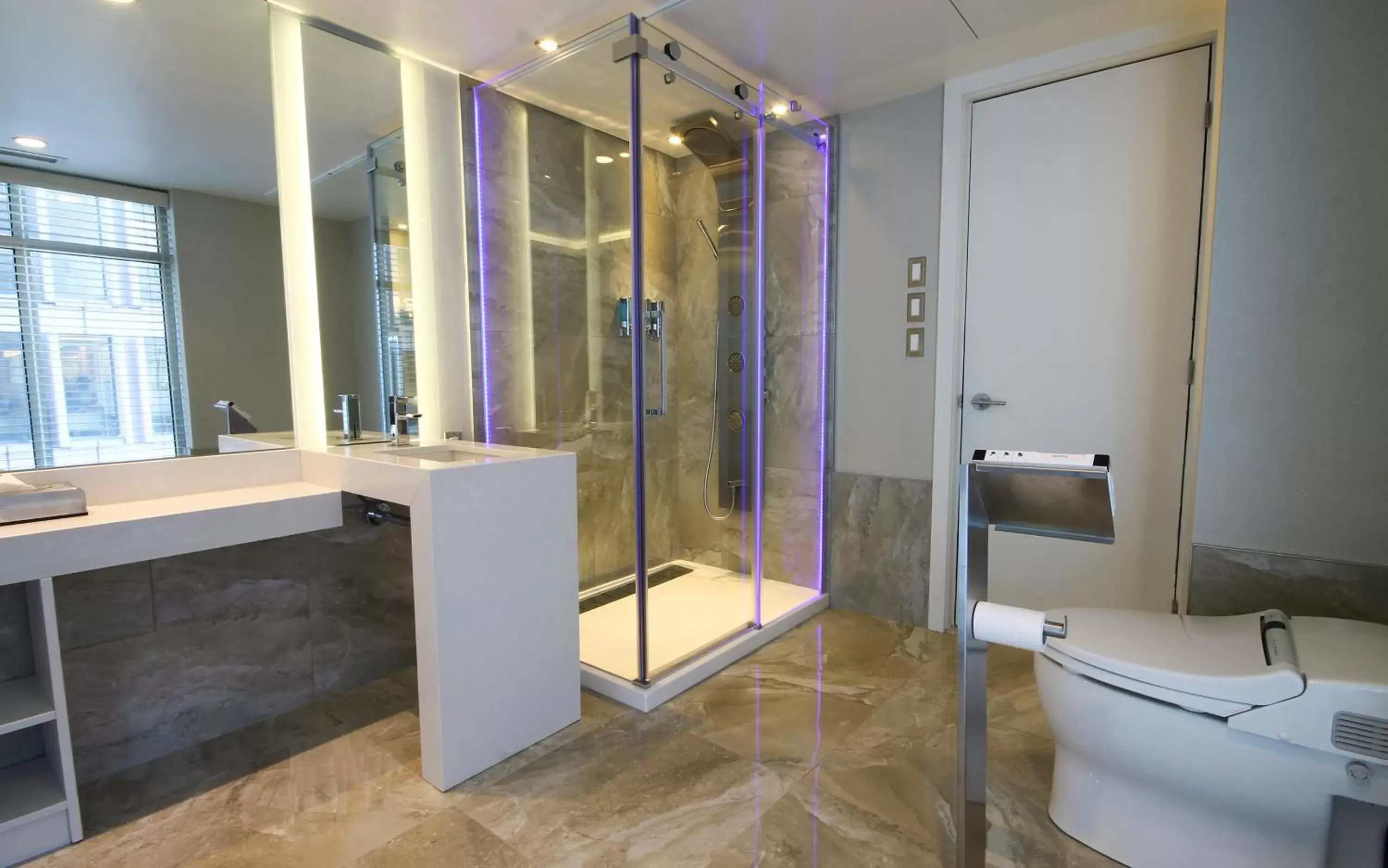 Shower, Bathroom in Hôtel Palace Royal