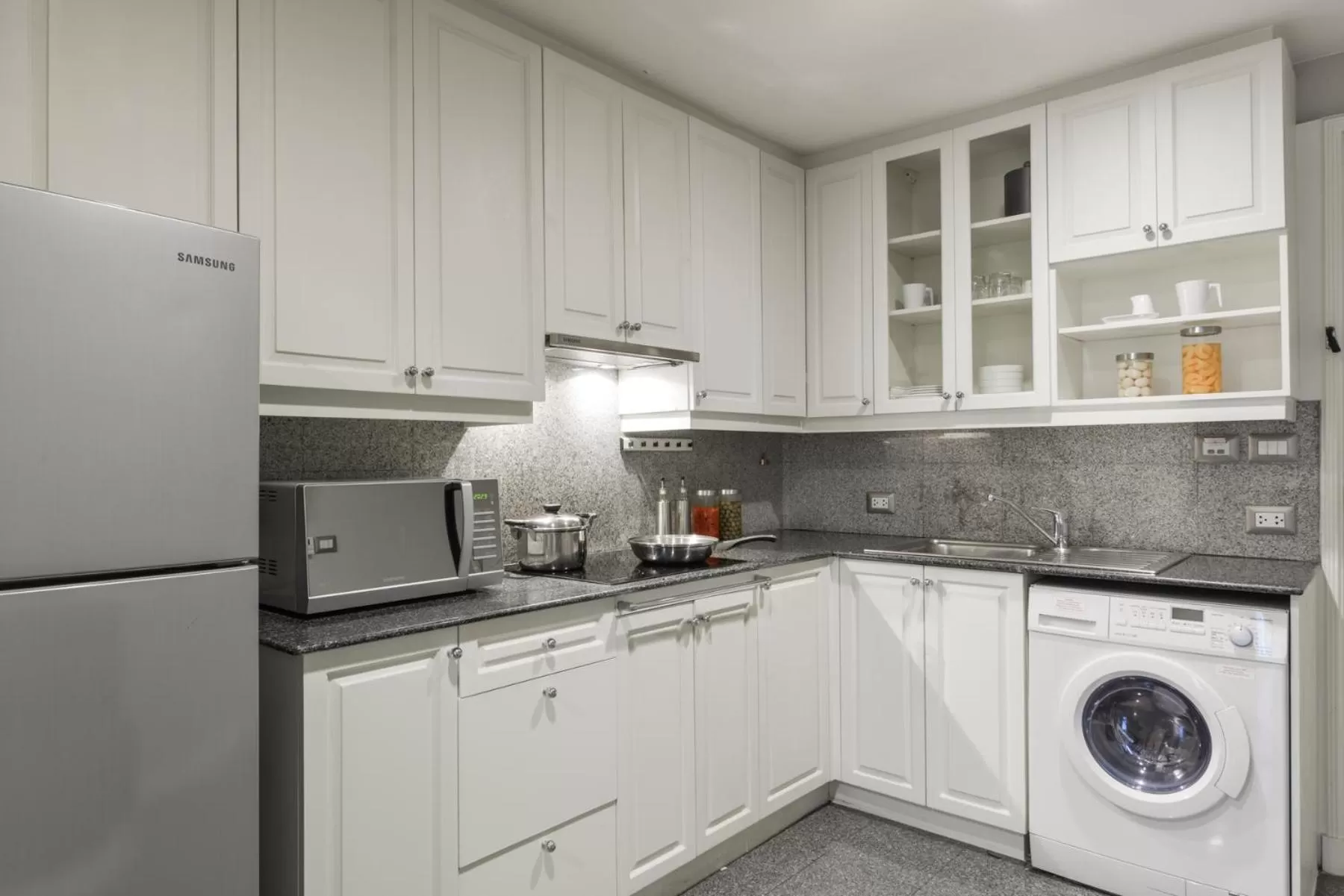 Kitchen or kitchenette in Centre Point Hotel Chidlom Bangkok