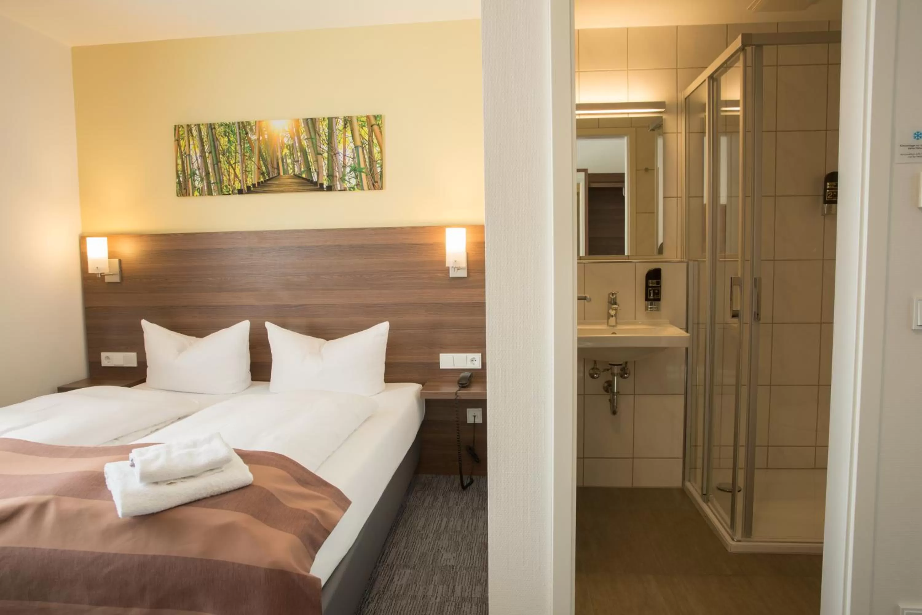 Shower, Bed in Trip Inn Goethe Conference Hotel