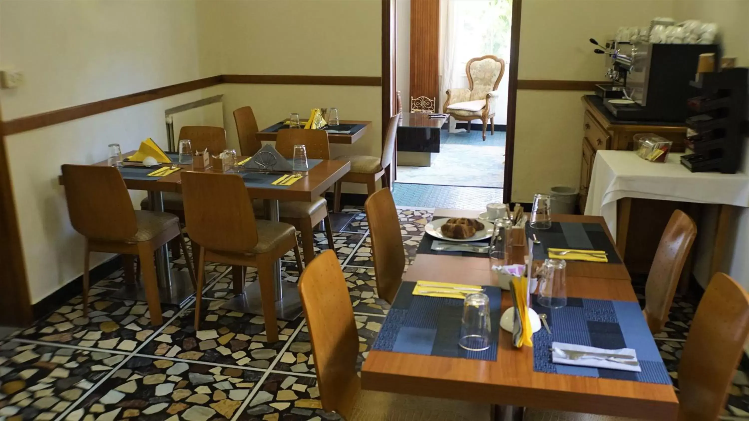 Breakfast, Restaurant/Places to Eat in Hotel Lora