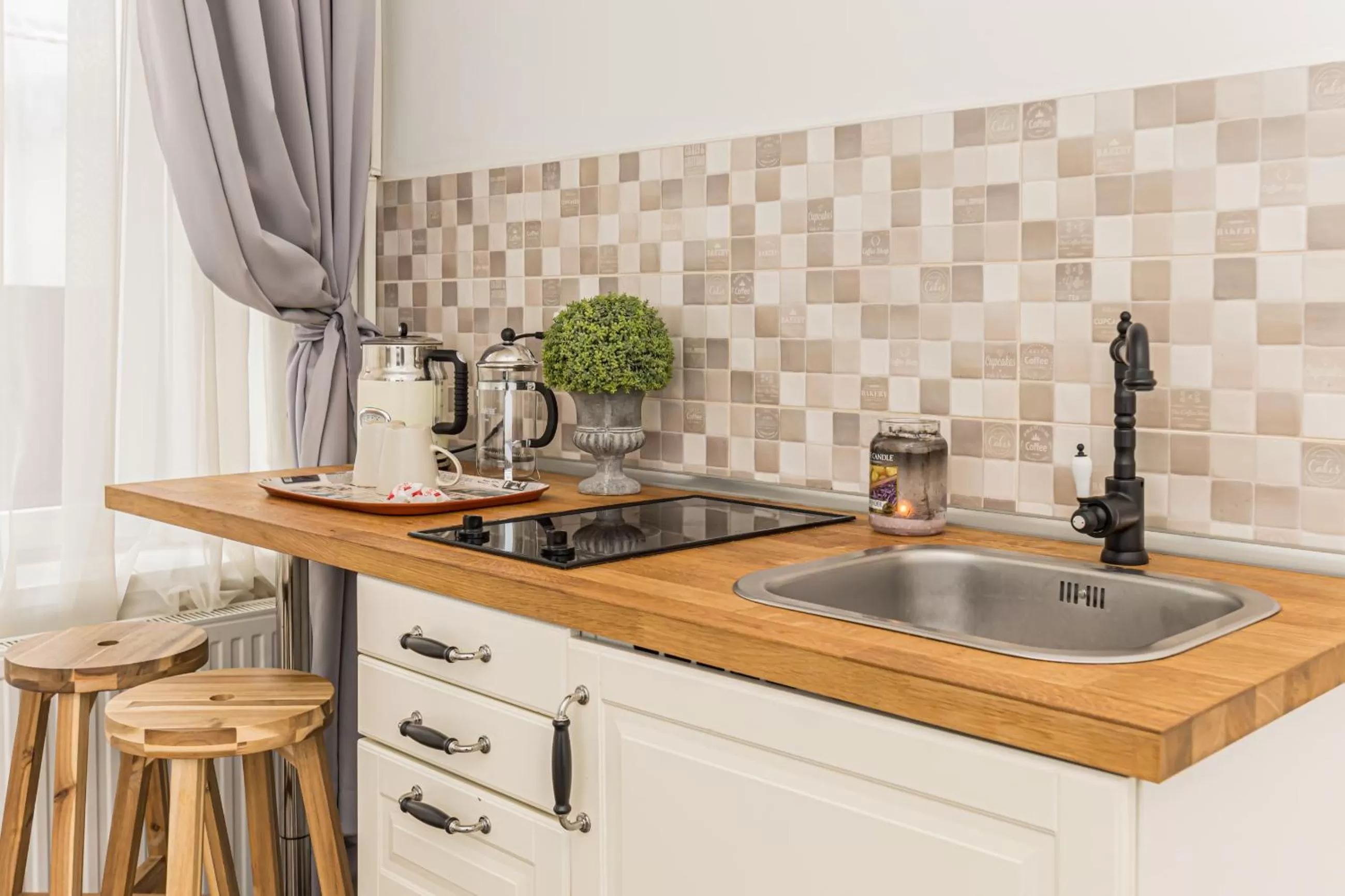 Coffee/tea facilities in ALBERT RESIDENCE Brasov with complimentary parking and 10 percent Food and Drinks