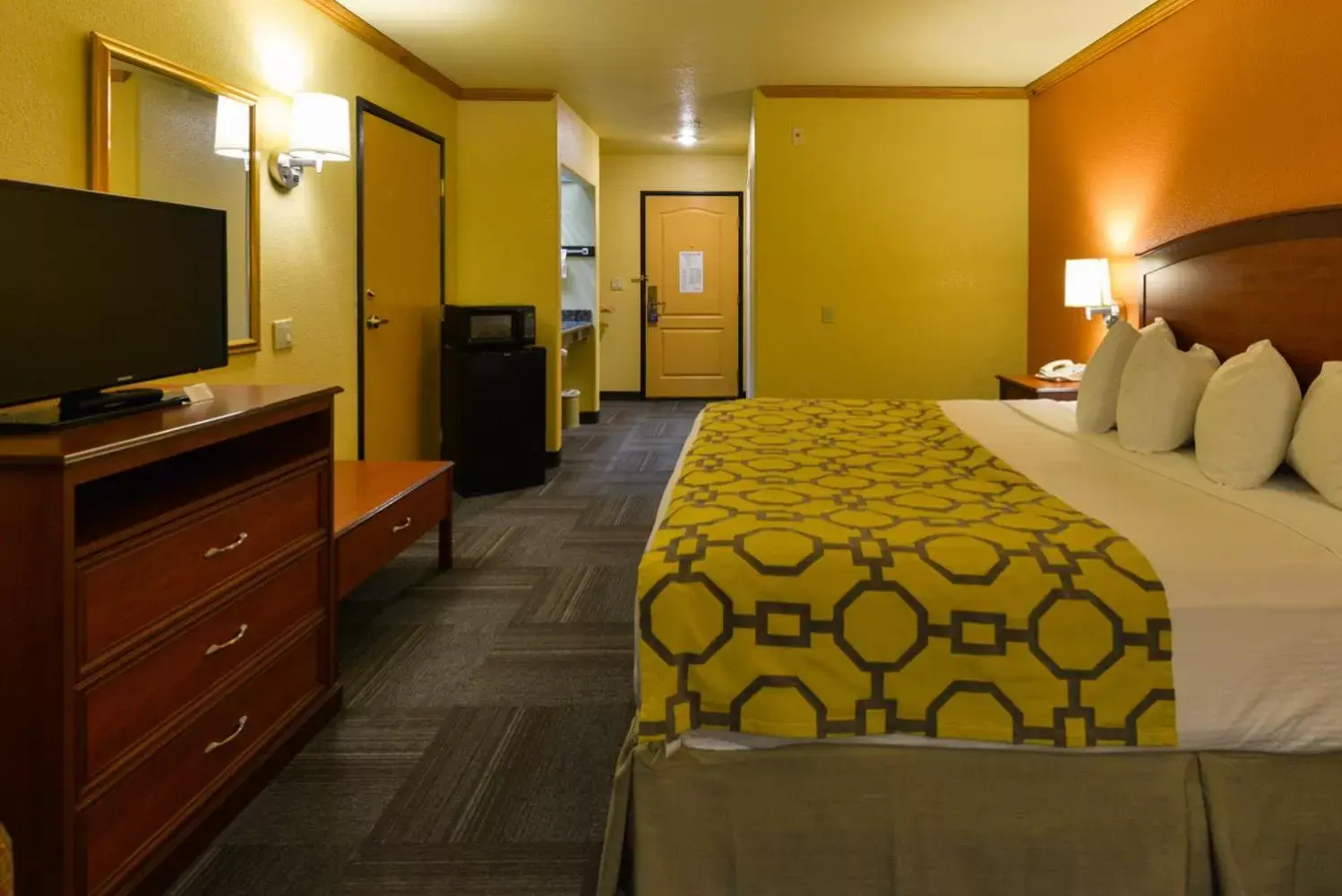 Photo of the whole room, Bed in Baymont by Wyndham Garden of the Gods Colorado Springs