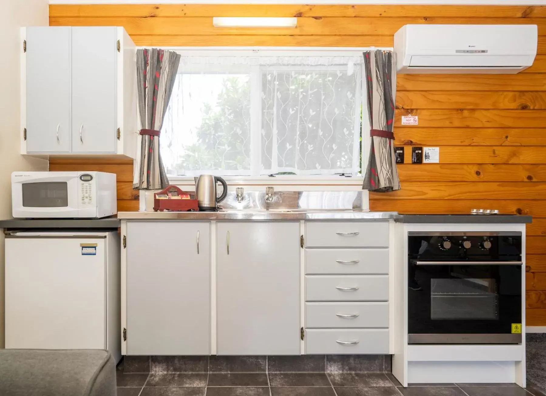 Kitchen or kitchenette, Kitchen/Kitchenette in Tudor Park Motel