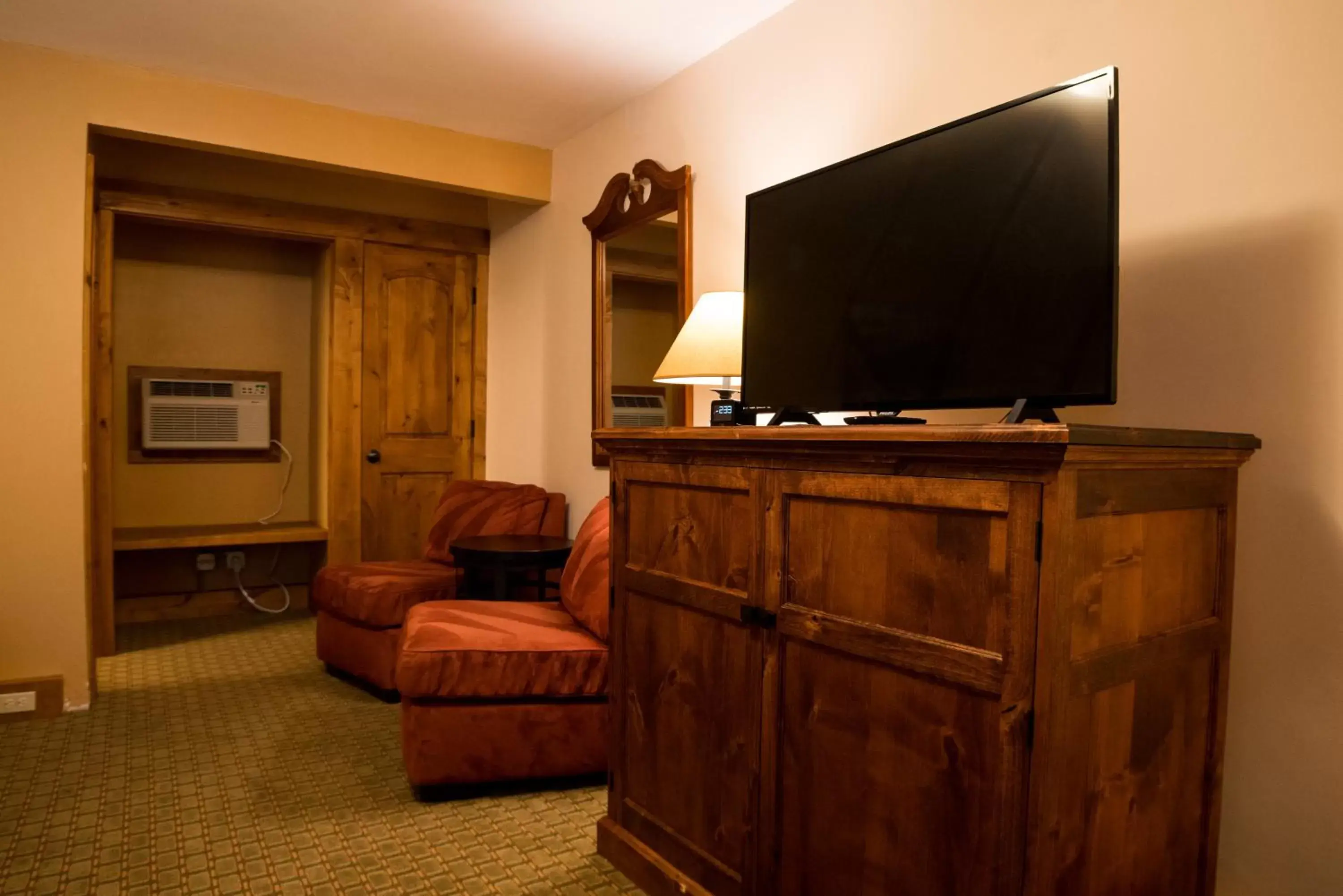 TV and multimedia, TV/Entertainment Center in Silver Moon Inn