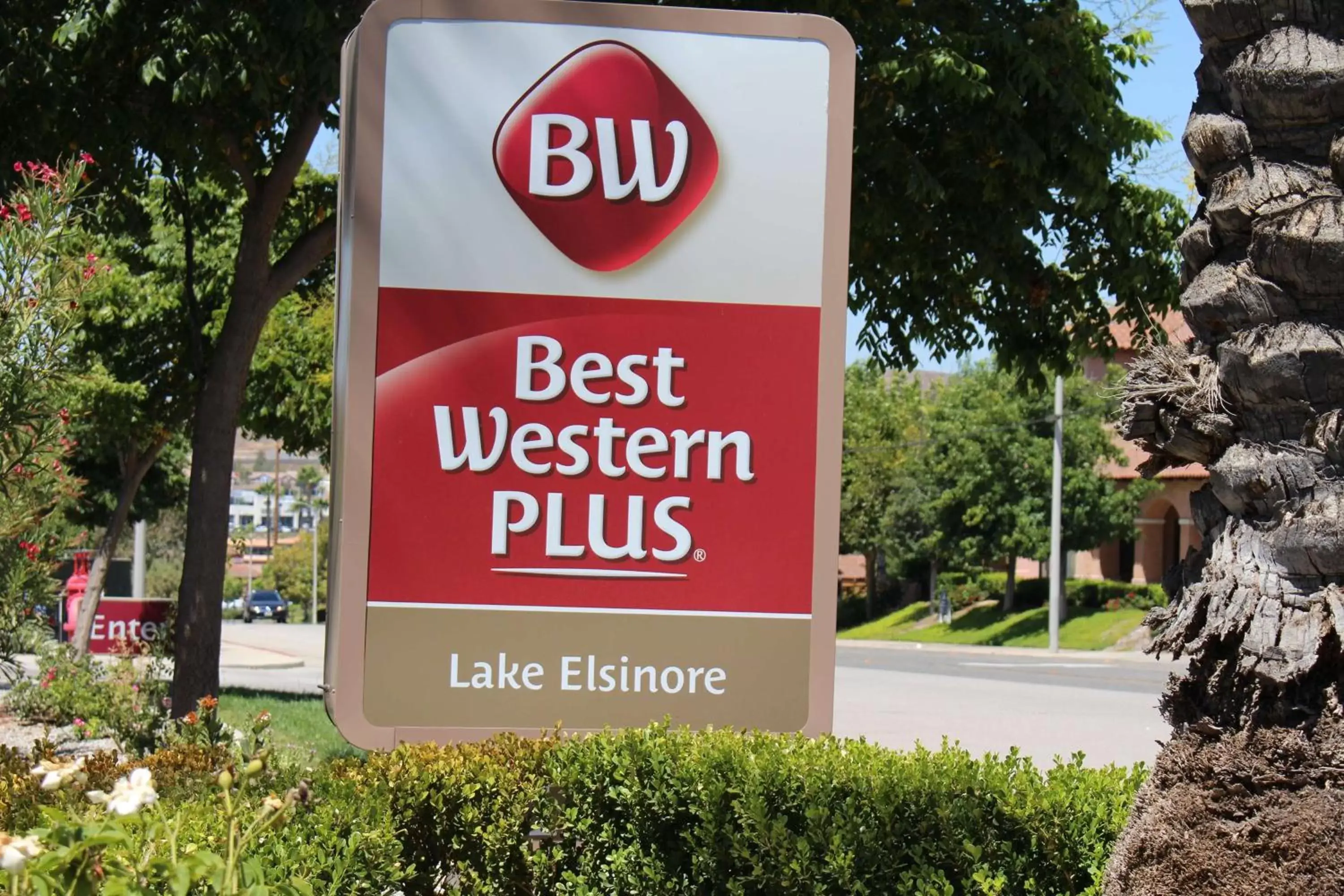 Property building in Best Western Plus Lake Elsinore Inn & Suites