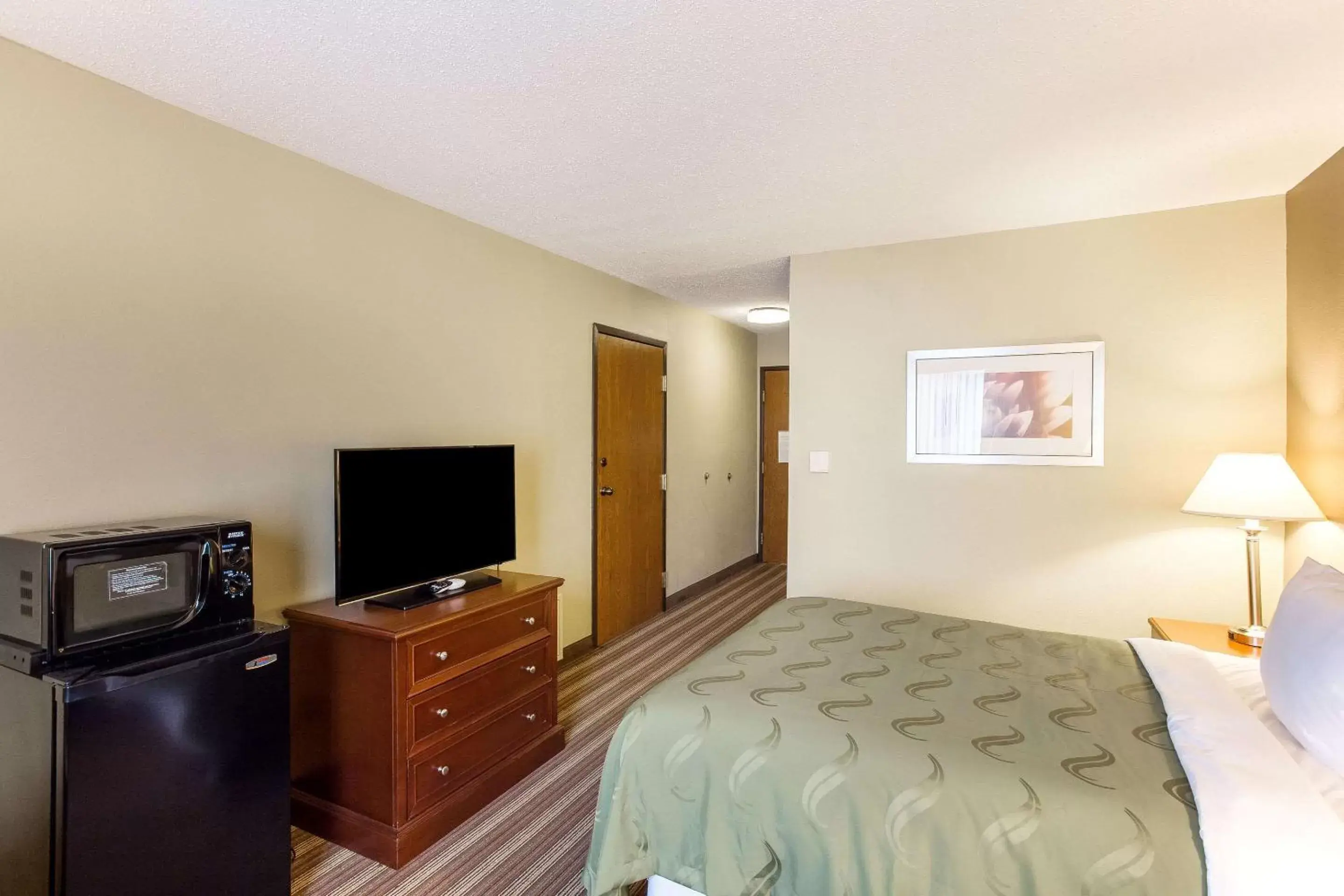 Photo of the whole room, TV/Entertainment Center in Quality Inn