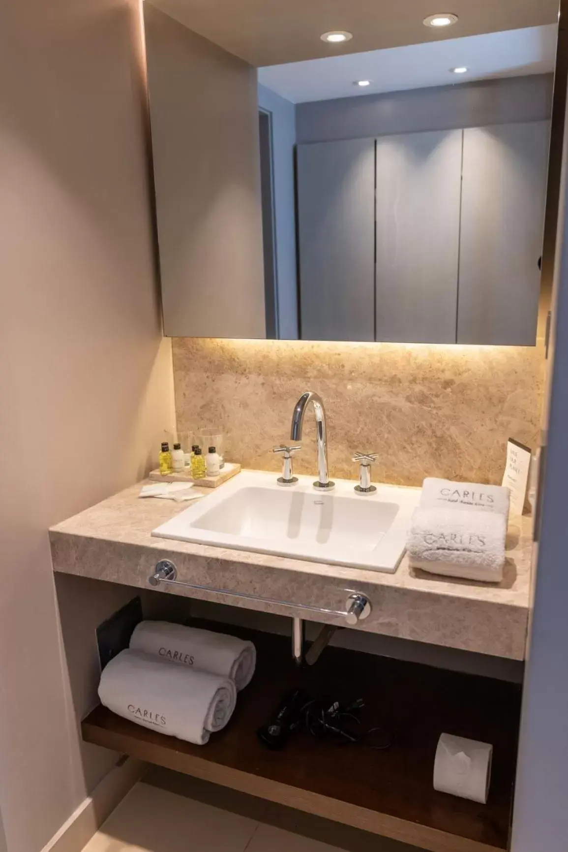 Bathroom in Carles Hotel