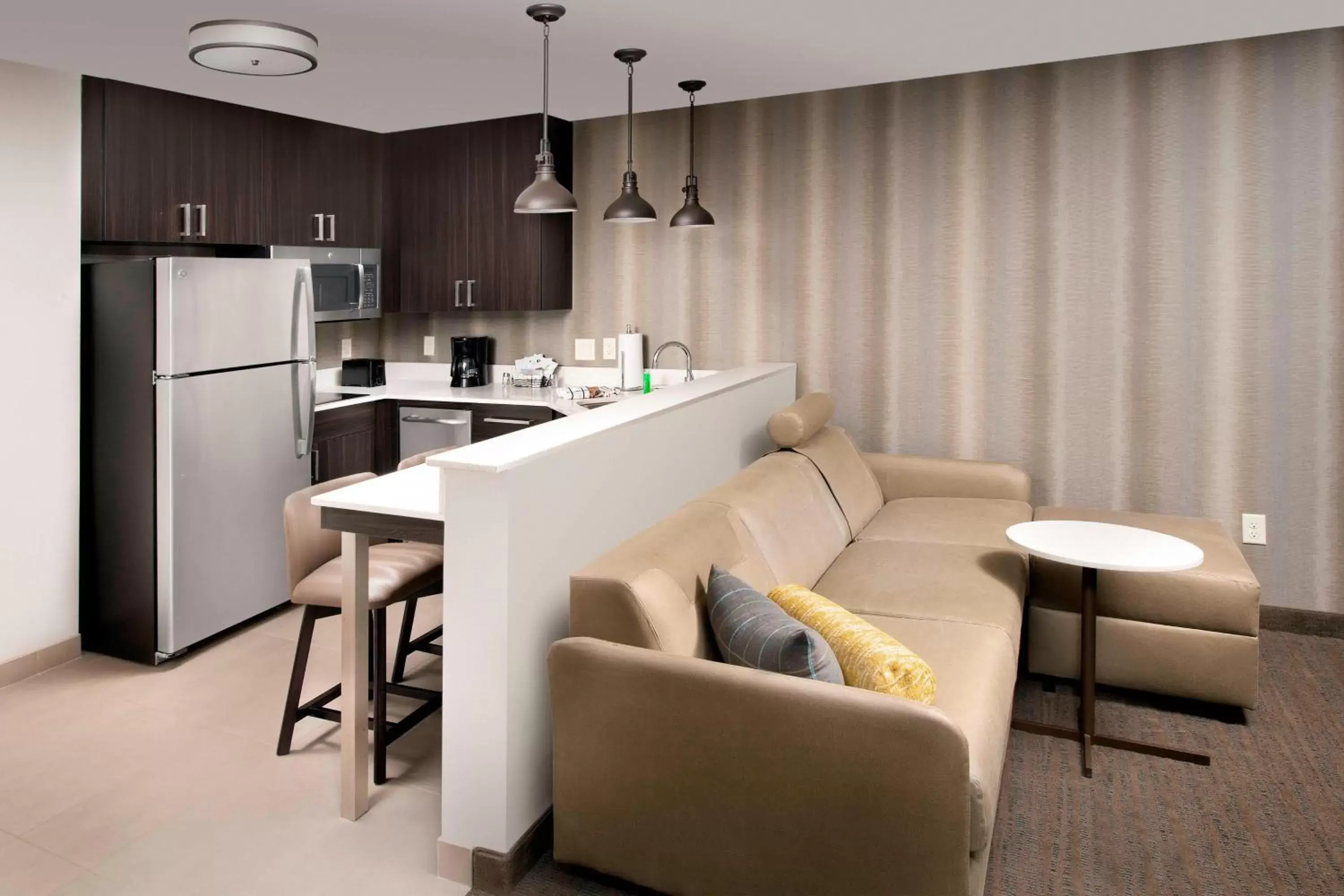 Kitchen or kitchenette, Seating Area in Residence Inn by Marriott Denver Airport/Convention Center