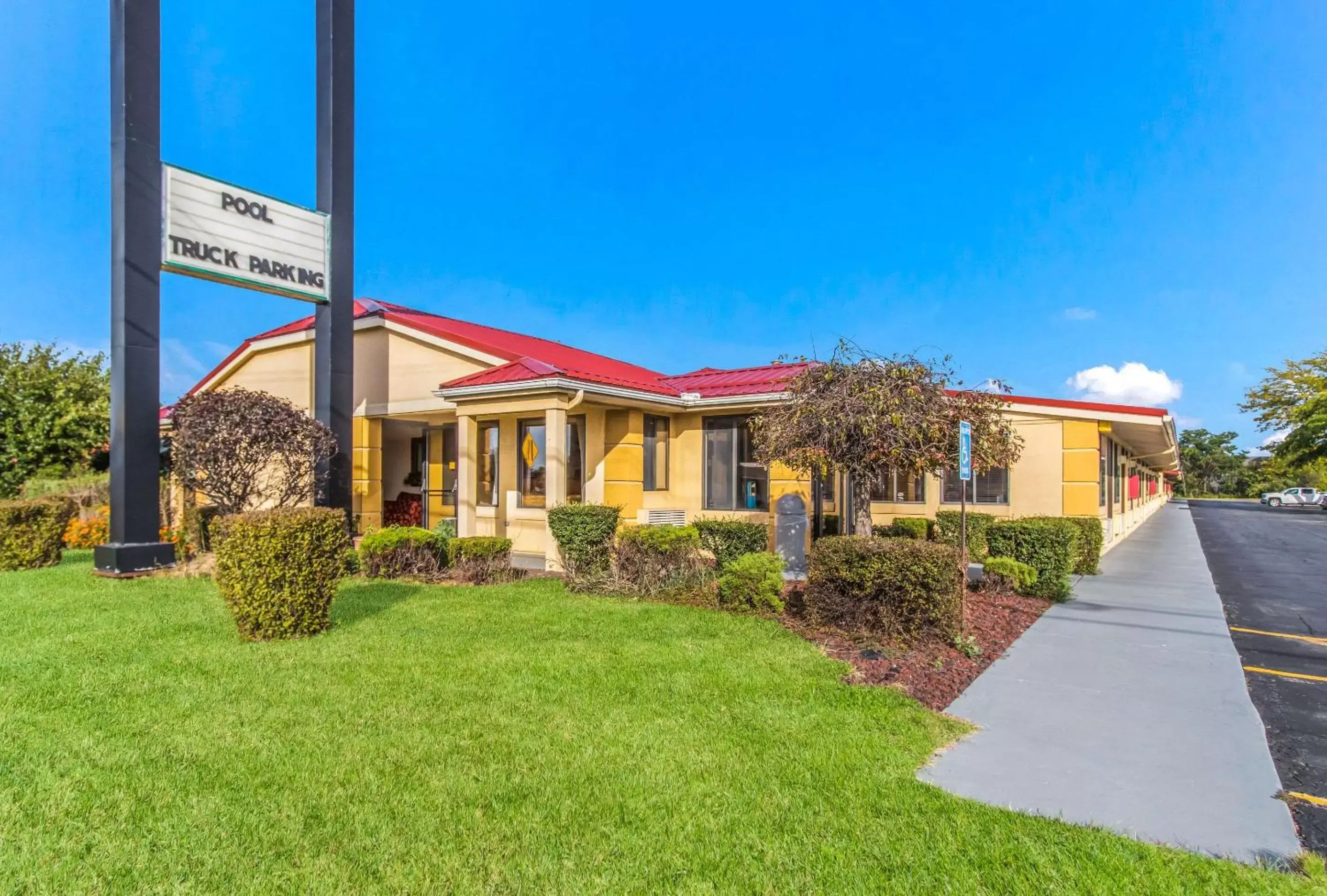 Property Building in Econo Lodge Norwalk