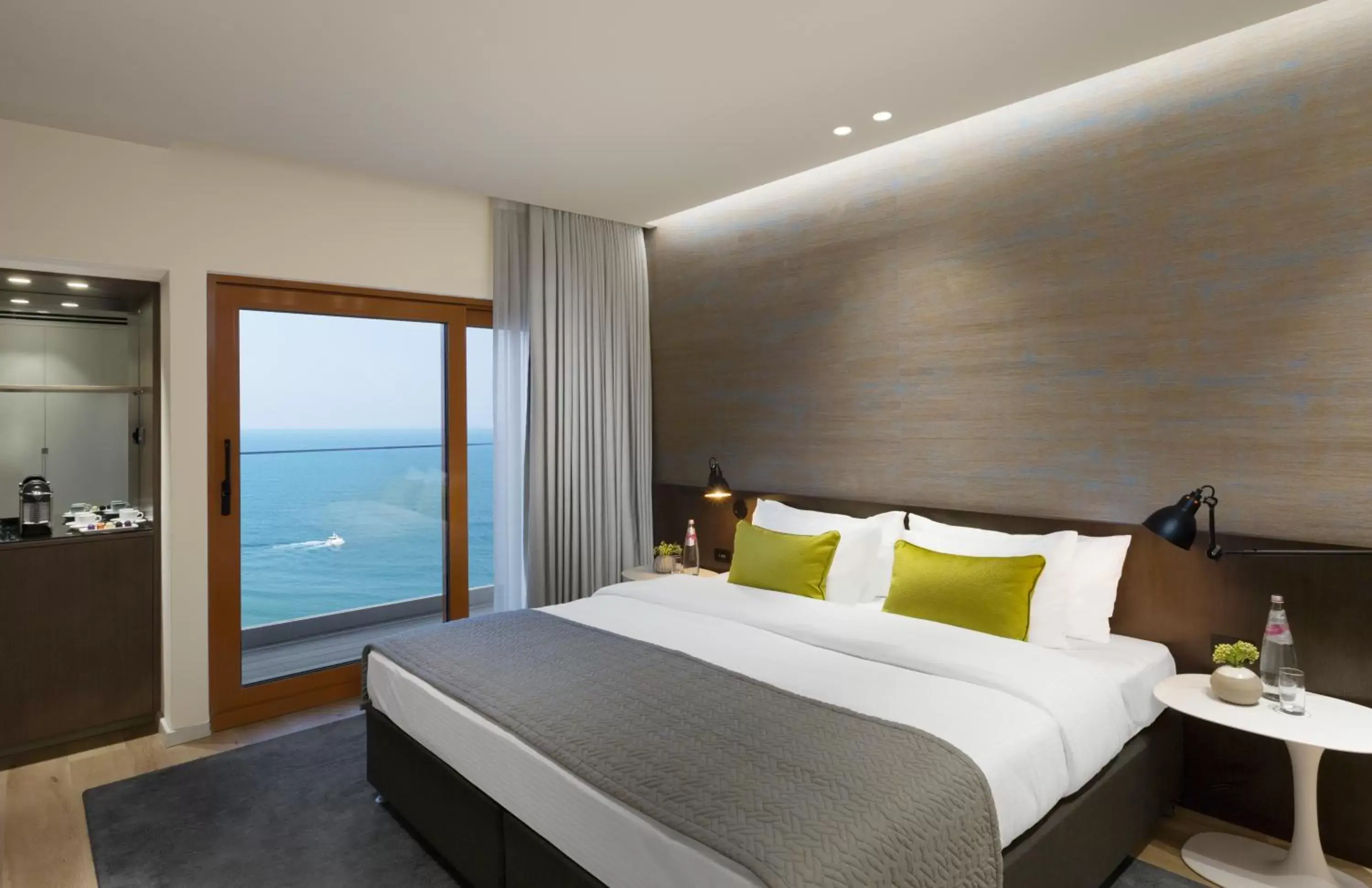 Bedroom, Bed in Carlton Tel Aviv Hotel – Luxury on the Beach