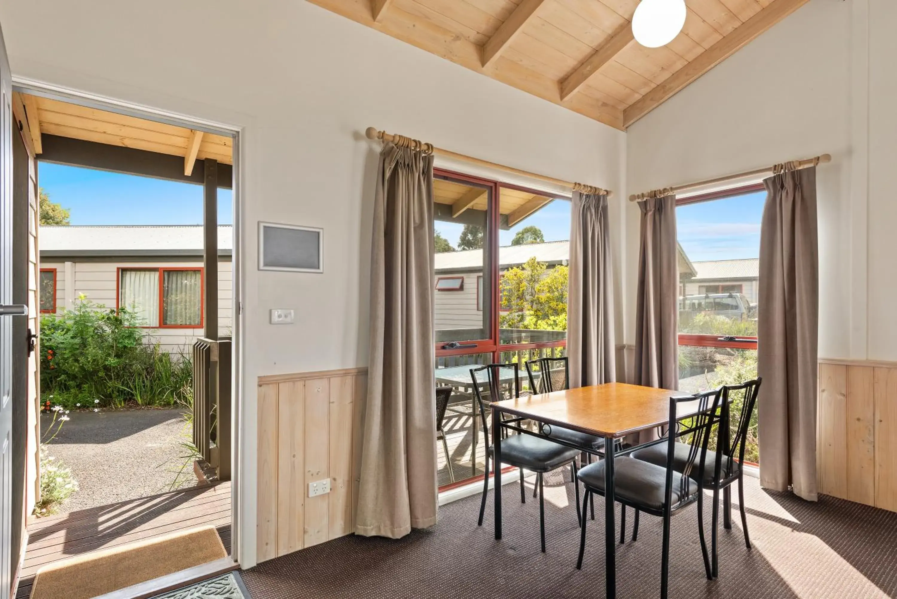 Dining area in Discovery Parks - Melbourne