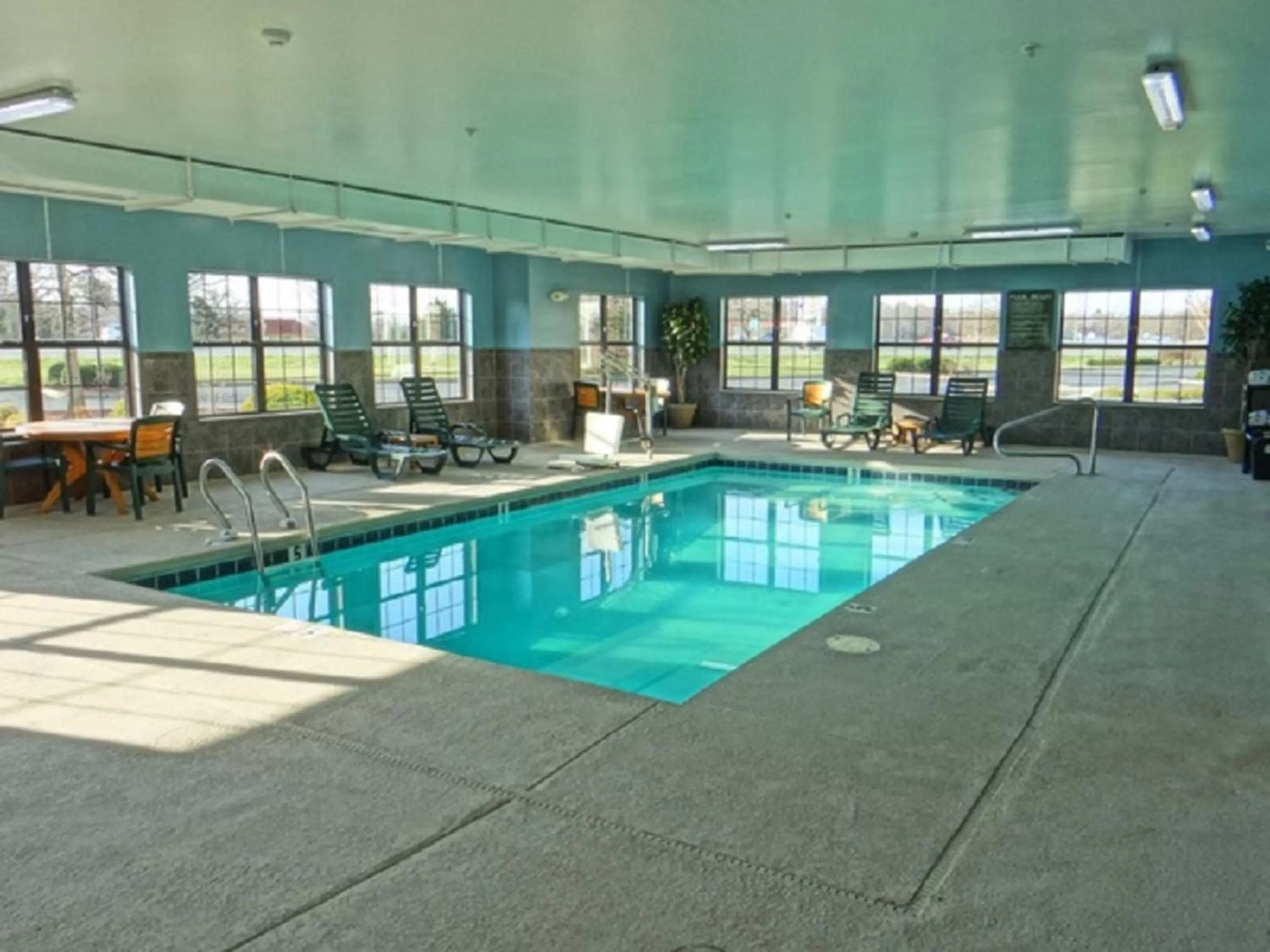 Swimming pool in Country Inn & Suites by Radisson, Salisbury, MD