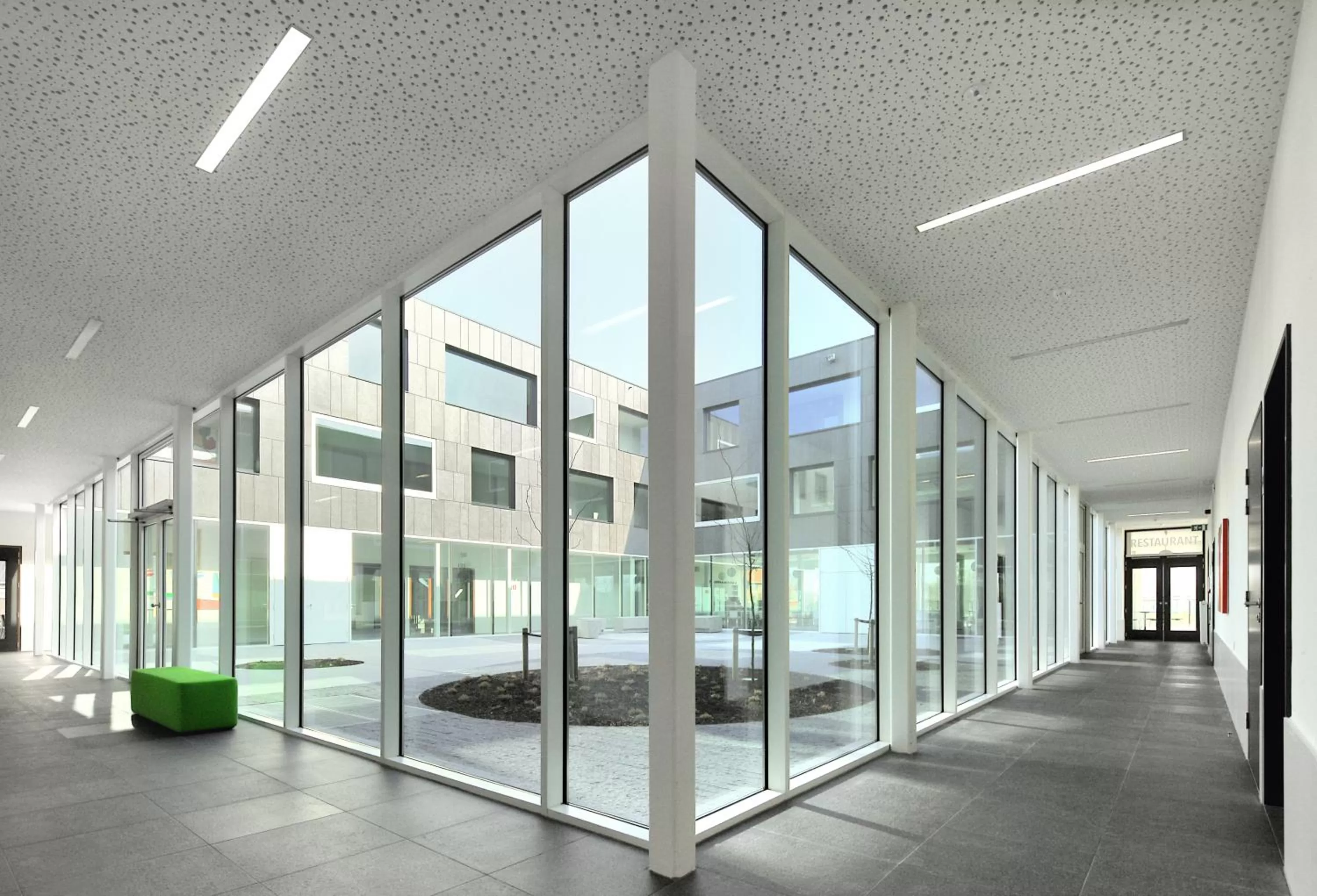 Patio in Hotel Middelpunt - Gratis Parking - Ontbijt inbegrepen! Nieuwjaarsbrunch 01 januari