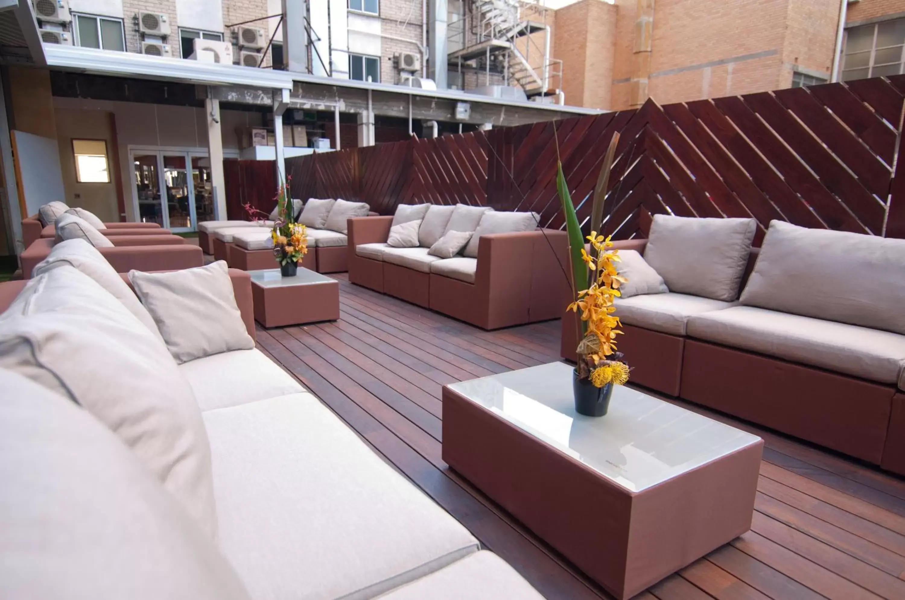 Balcony/Terrace, Seating Area in Kangaroo Inn