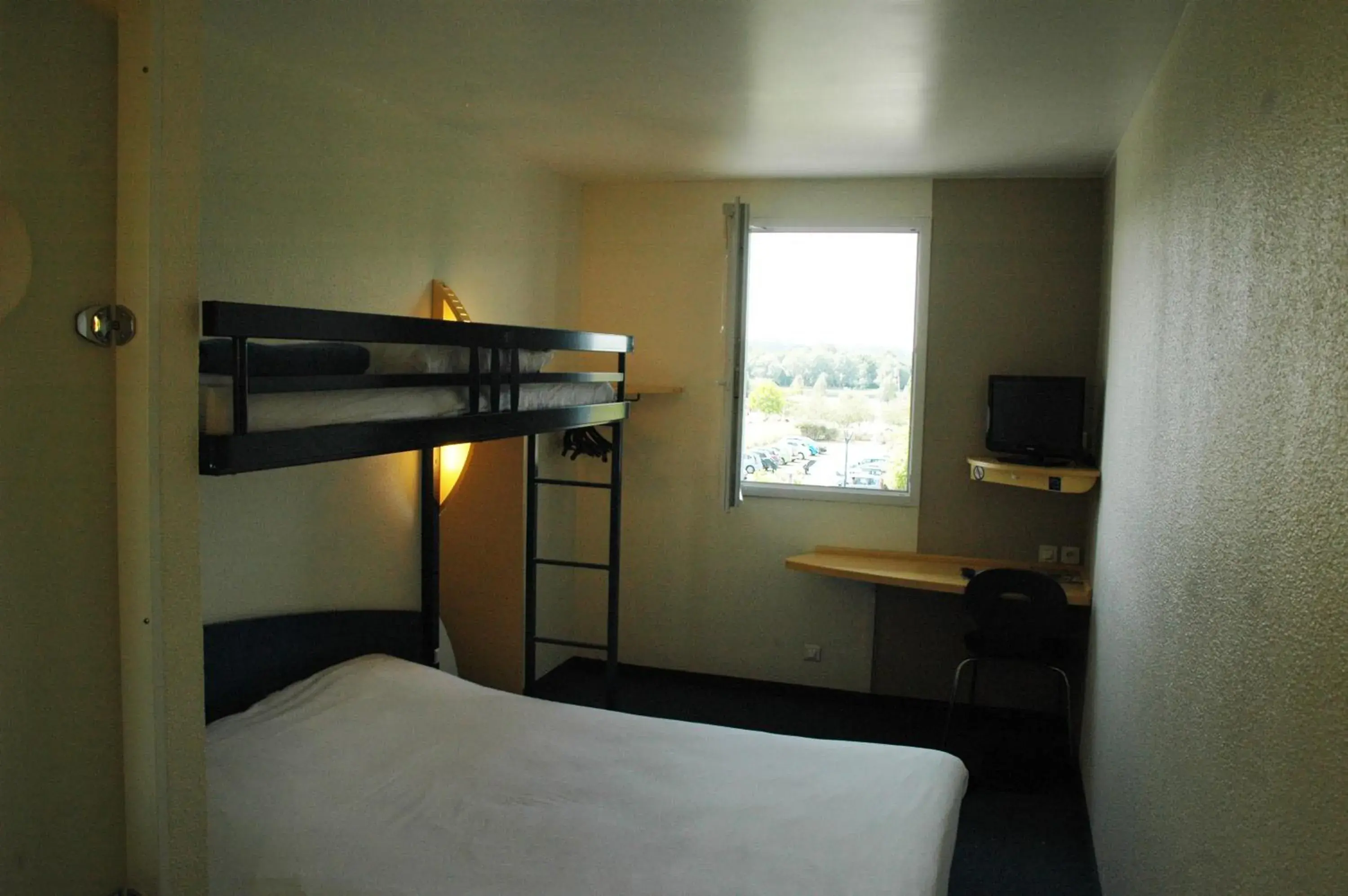 Bedroom, Bunk Bed in ibis budget Libourne