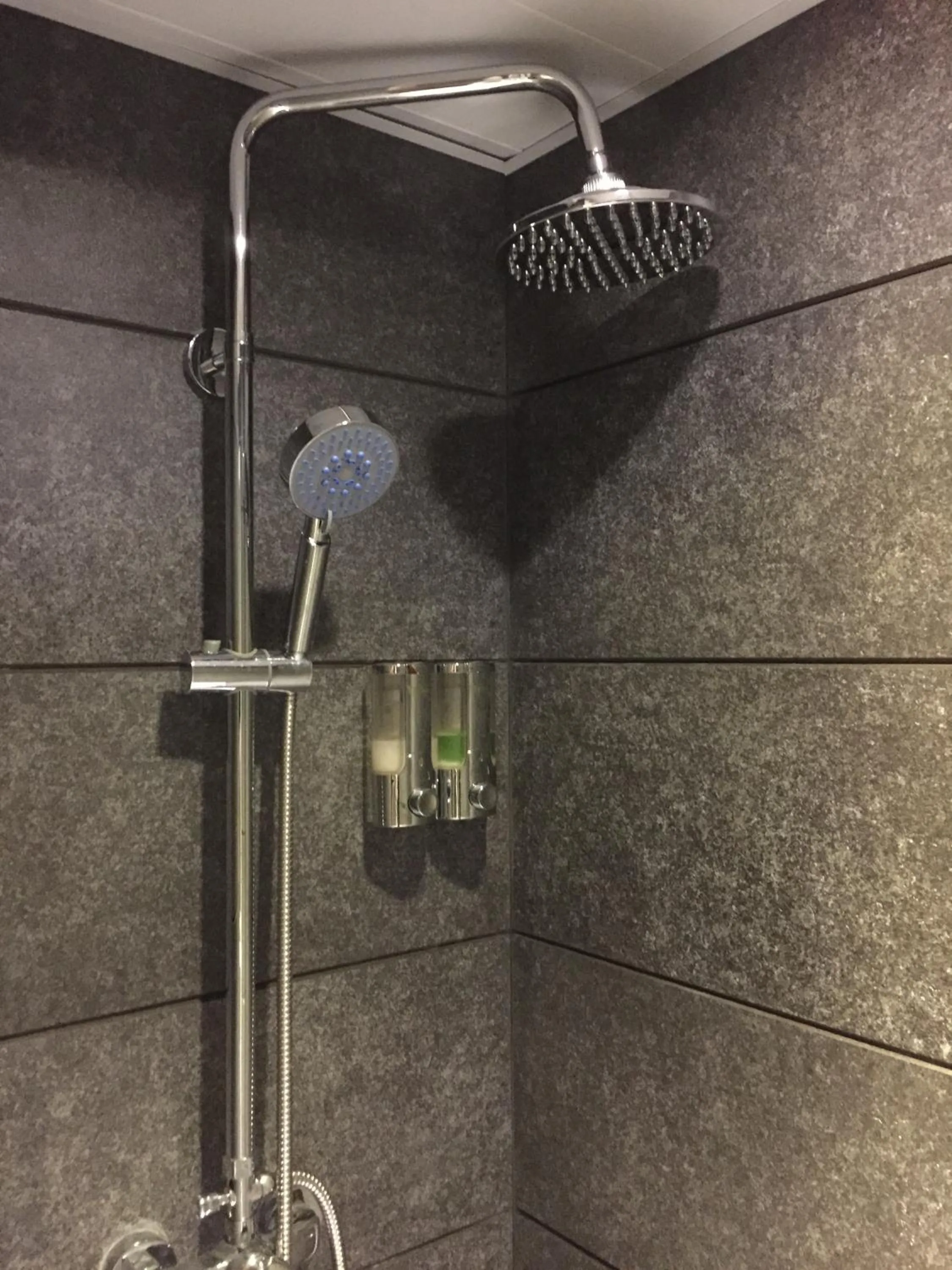 Shower in Seasons Hotel - Causeway Bay