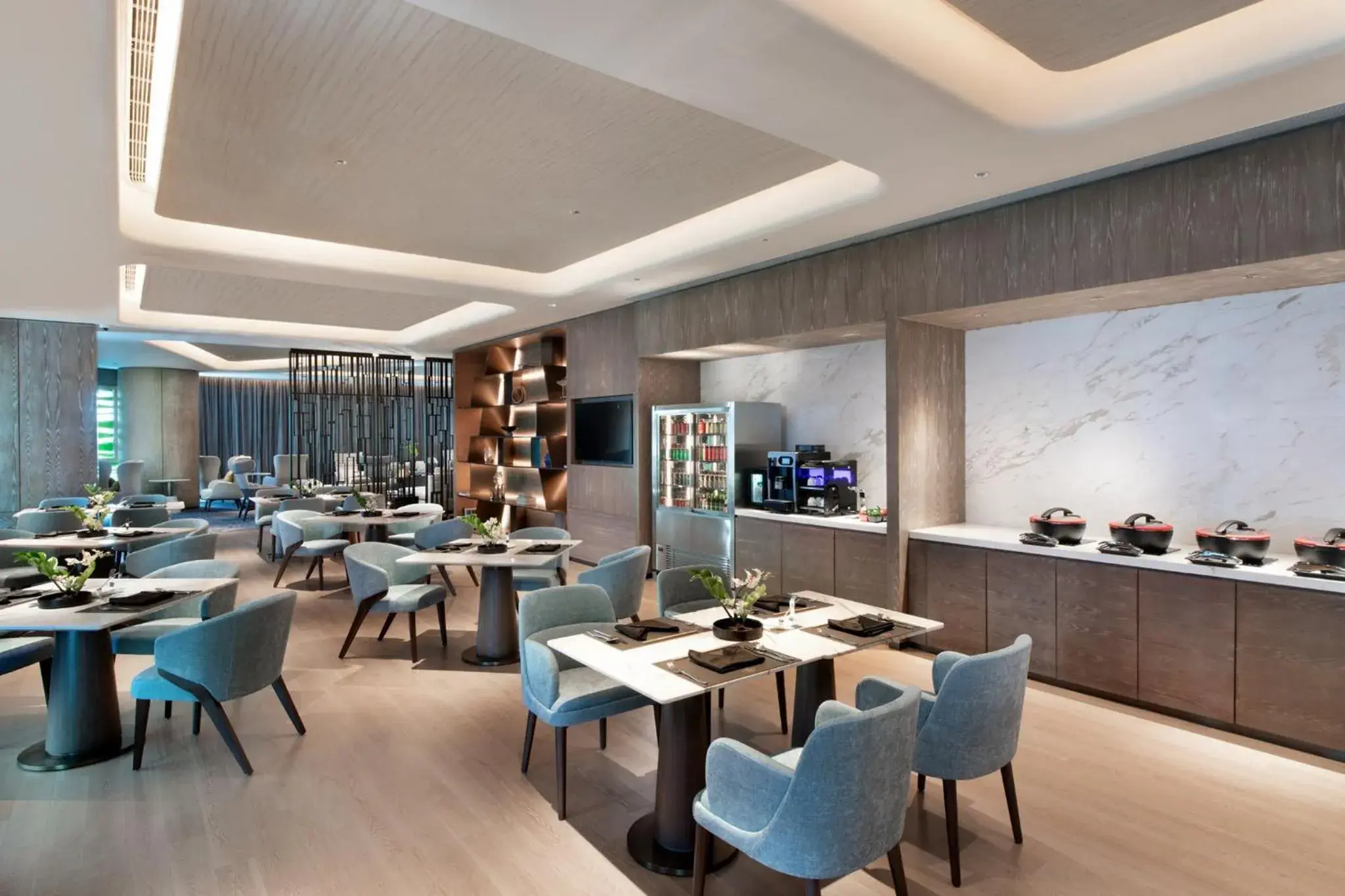 Lounge or bar in Crowne Plaza Wuhan Optics Valley by IHG Lounge or bar in Crowne Plaza Wuhan Optics Valley by IHG