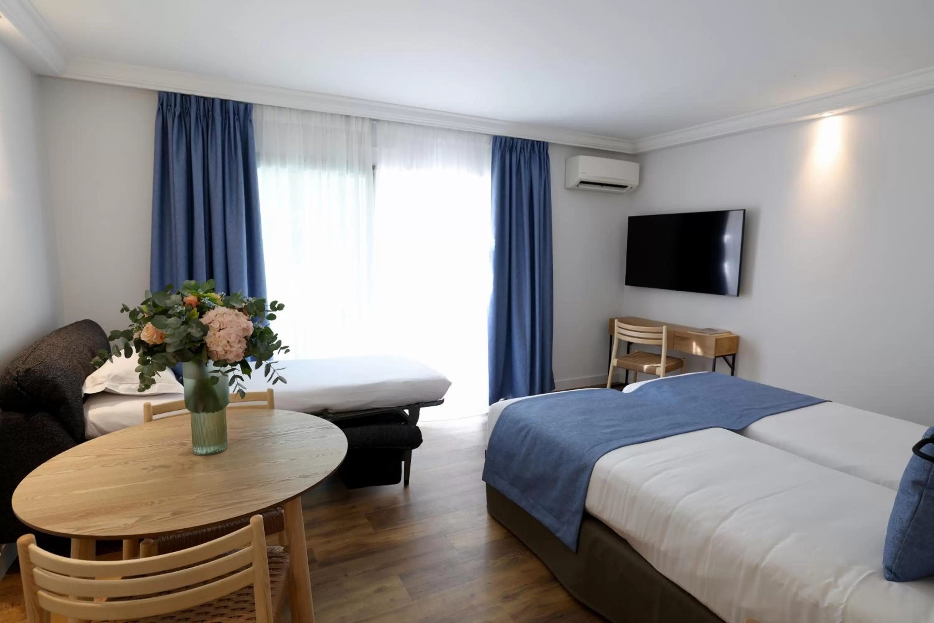 Photo of the whole room, Bed in Résidence Carlton - Rénovée avec Piscine