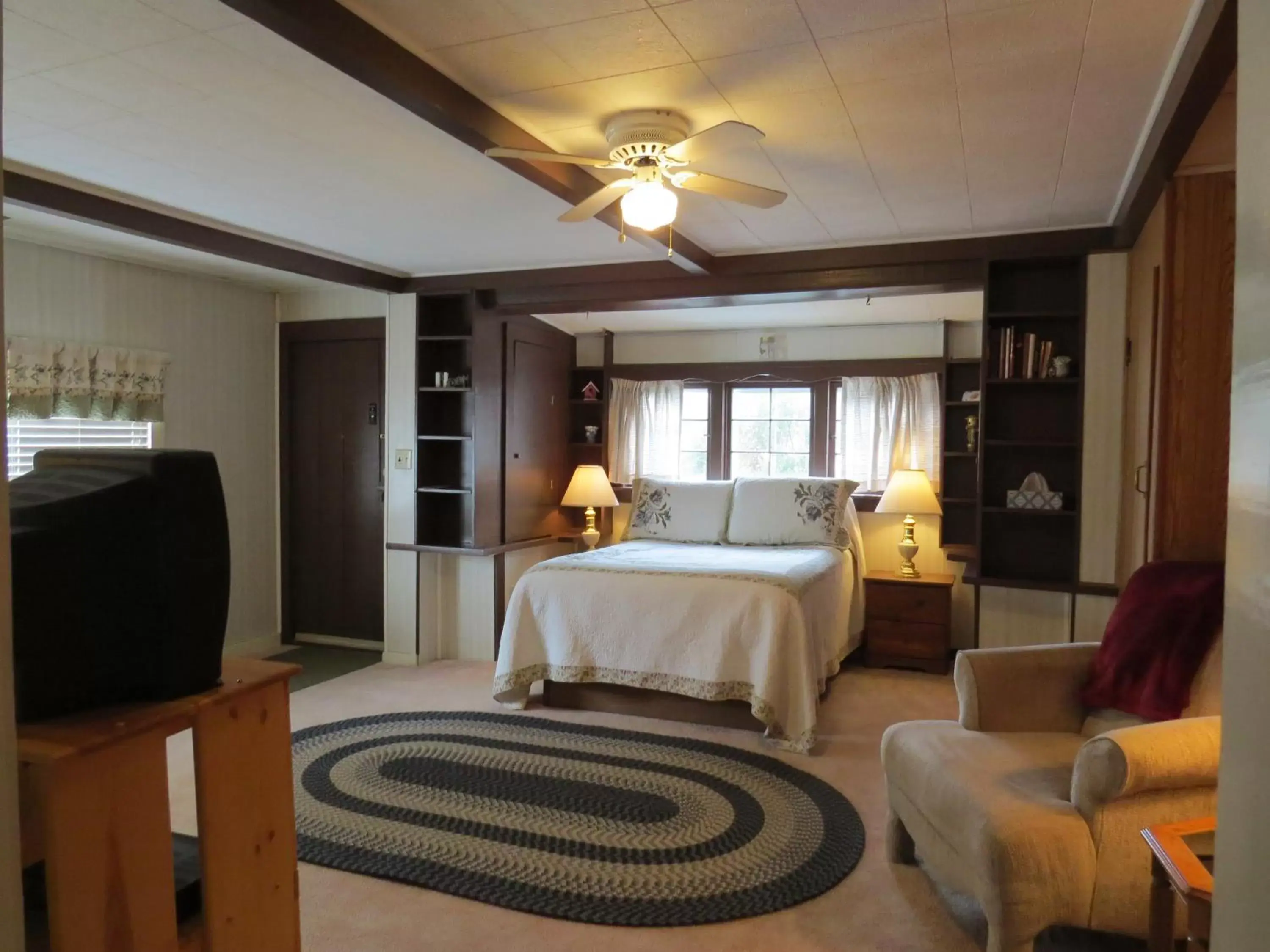 Bed, TV/Entertainment Center in The Pines Country Inn