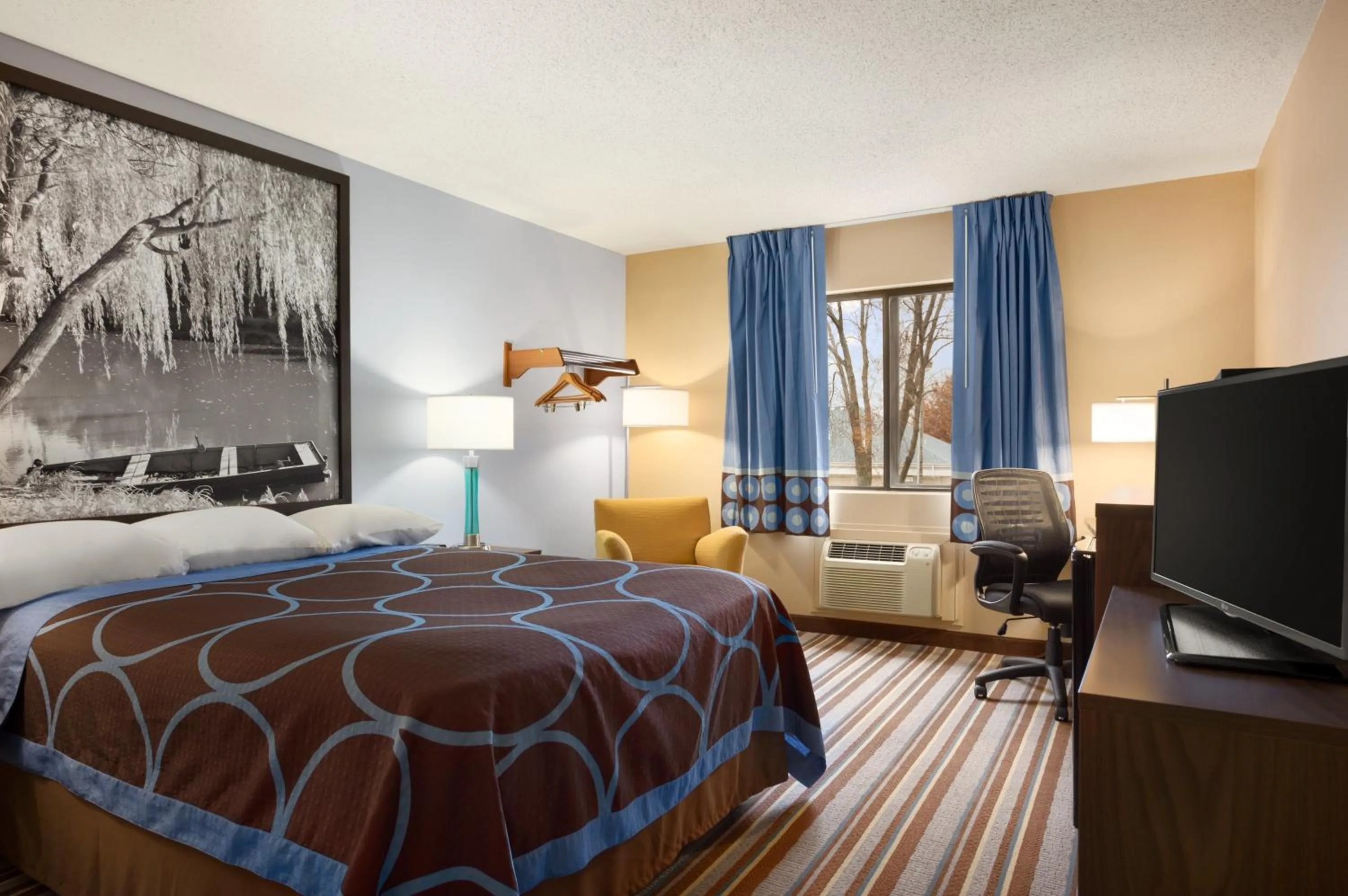 Bed in Super 8 by Wyndham Pittsburg KS