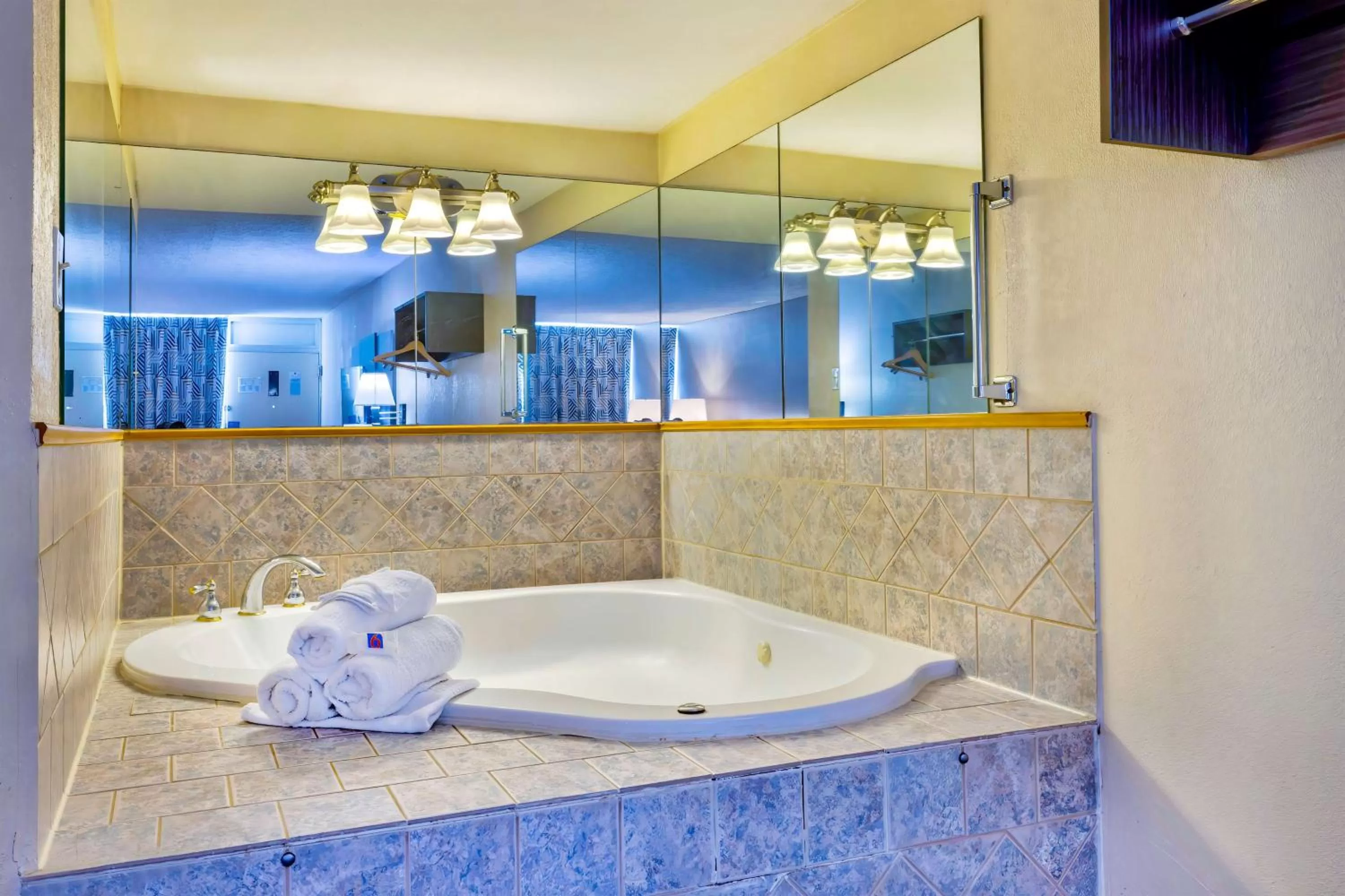 Bedroom in Motel 6 Morgantown