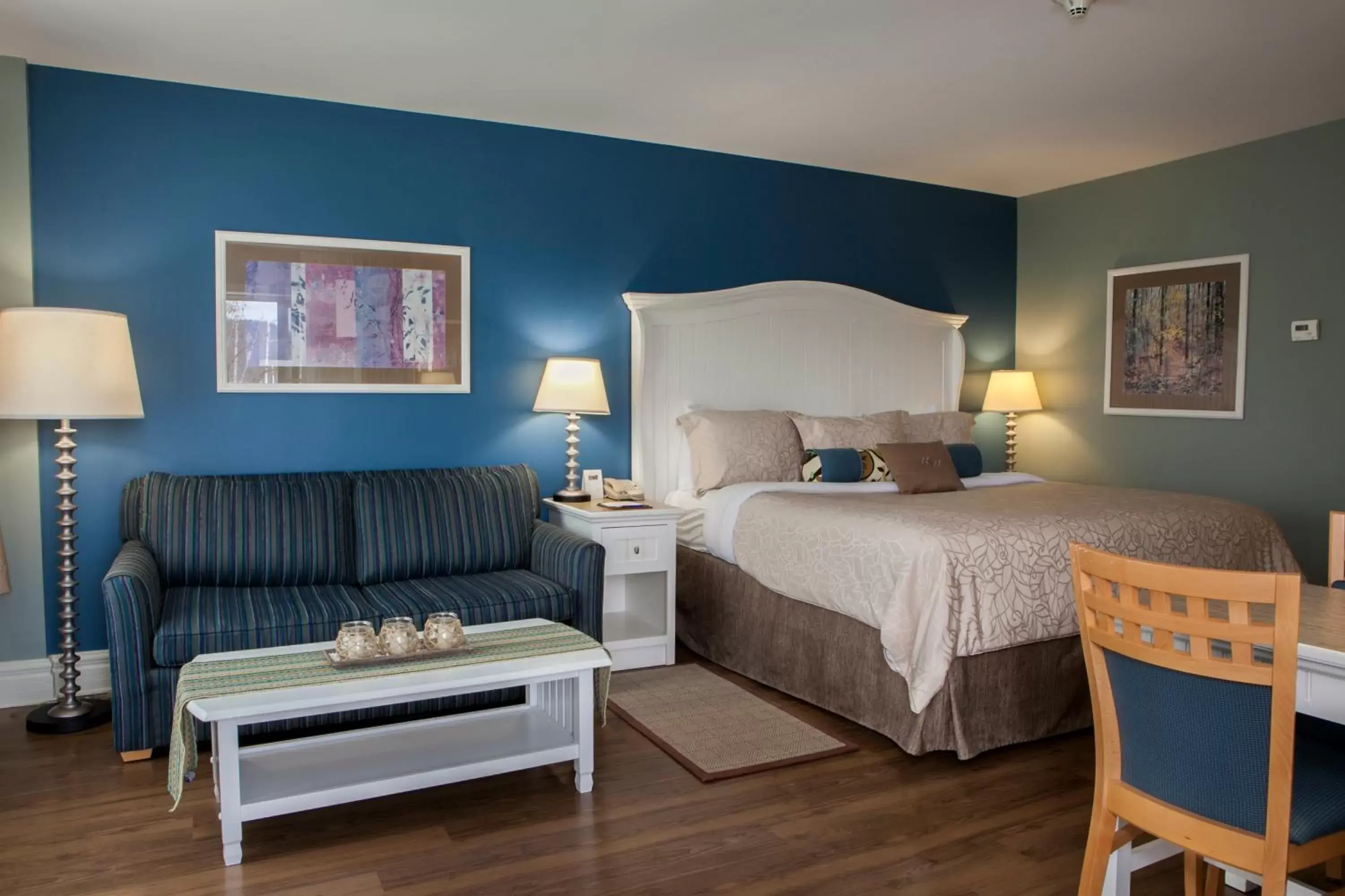 Bedroom in Watkins Glen Harbor Hotel