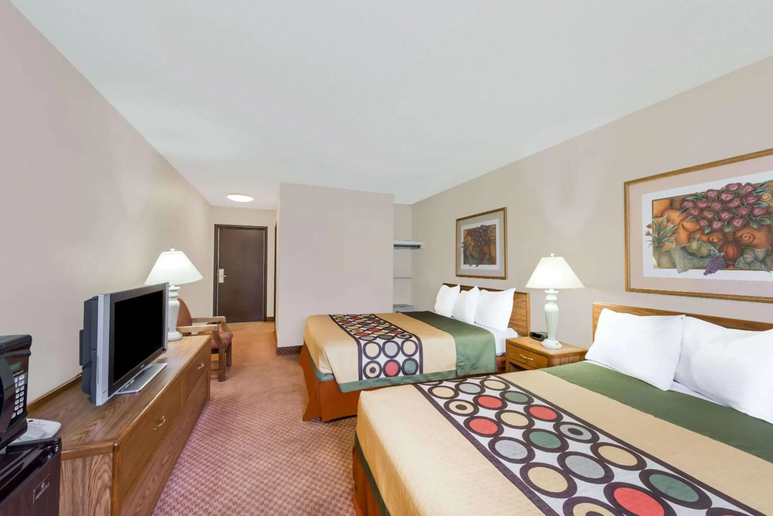 Photo of the whole room, Bed in Super 8 by Wyndham Dodge City