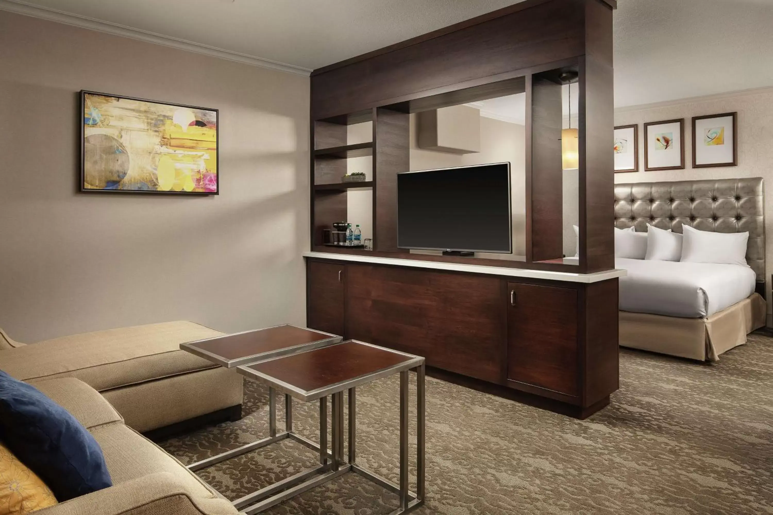 Bedroom, TV/Entertainment Center in DoubleTree by Hilton Claremont
