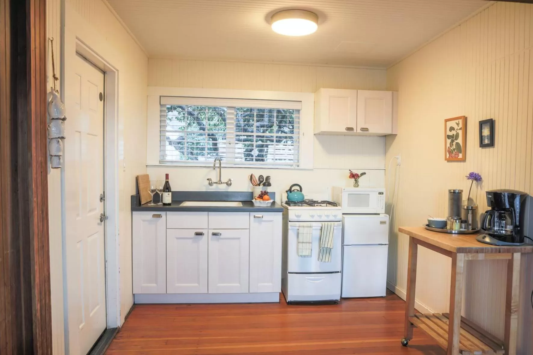 Coffee/tea facilities in Inn at Schoolhouse Creek