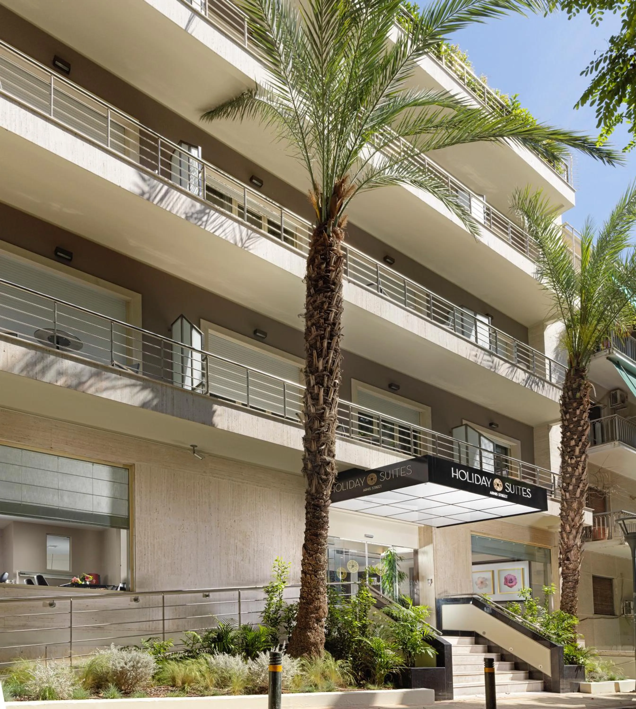 Facade/entrance in Holiday Suites