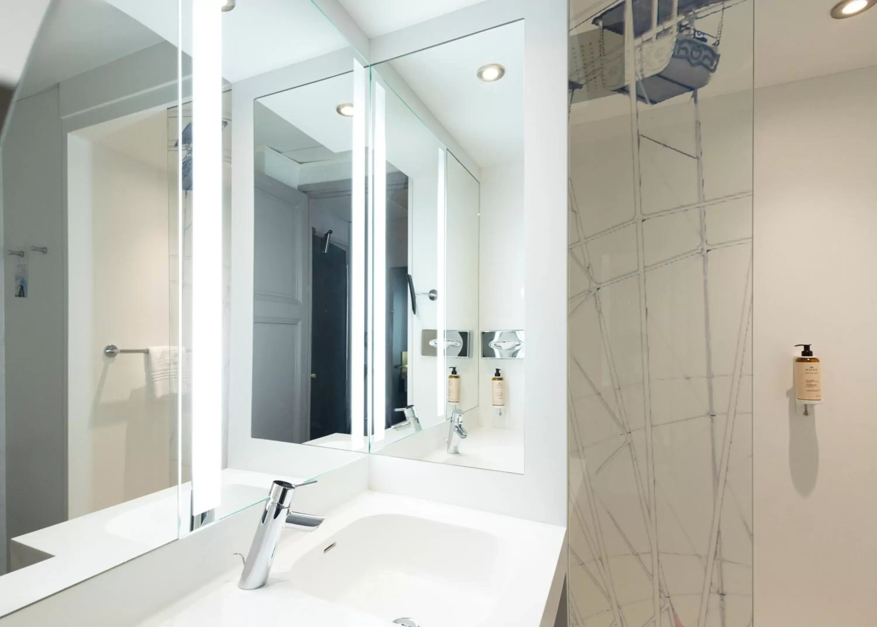 Shower, Bathroom in Mercure Nice Centre Grimaldi