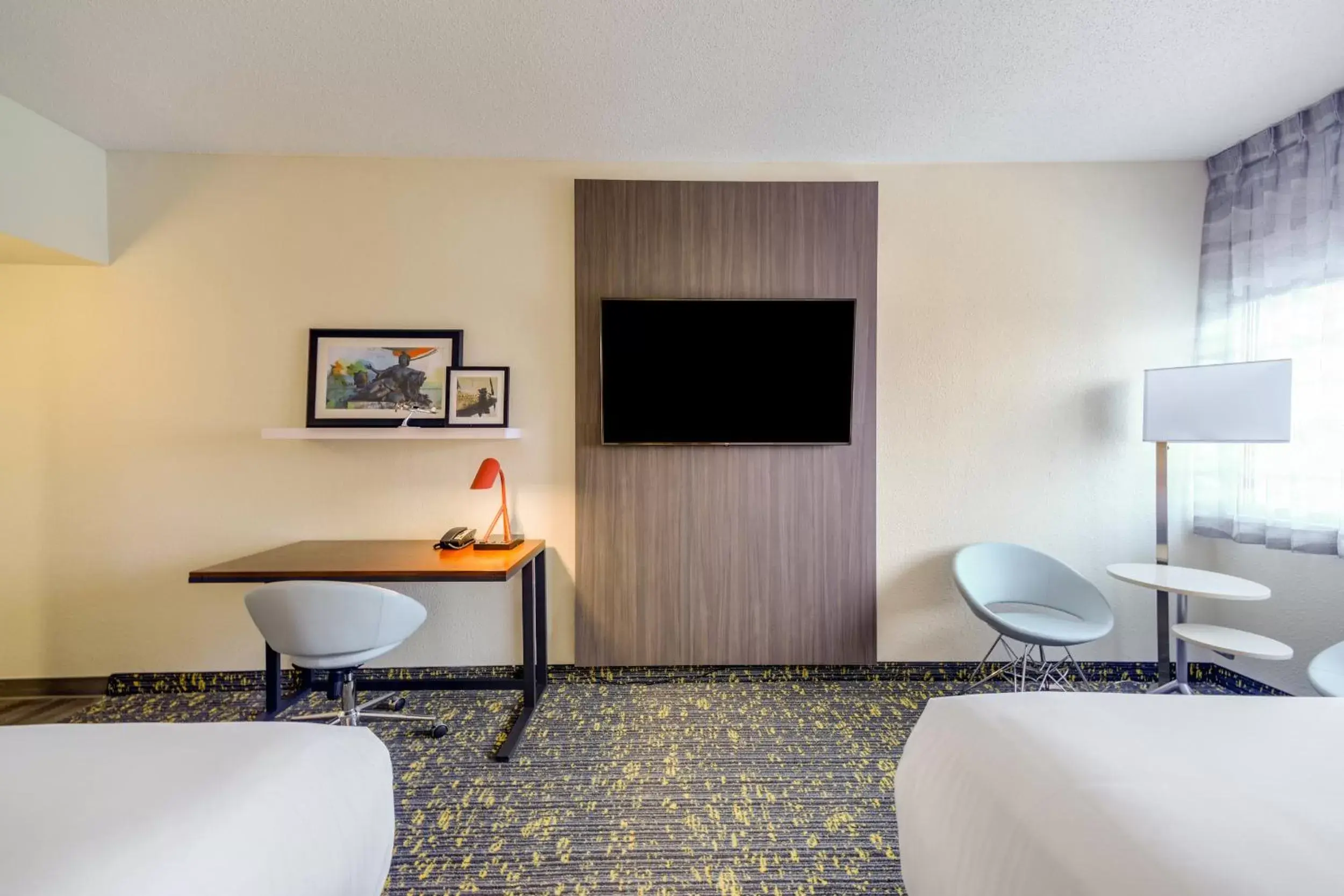 Bedroom, TV/Entertainment Center in Saint Louis Airport Hotel