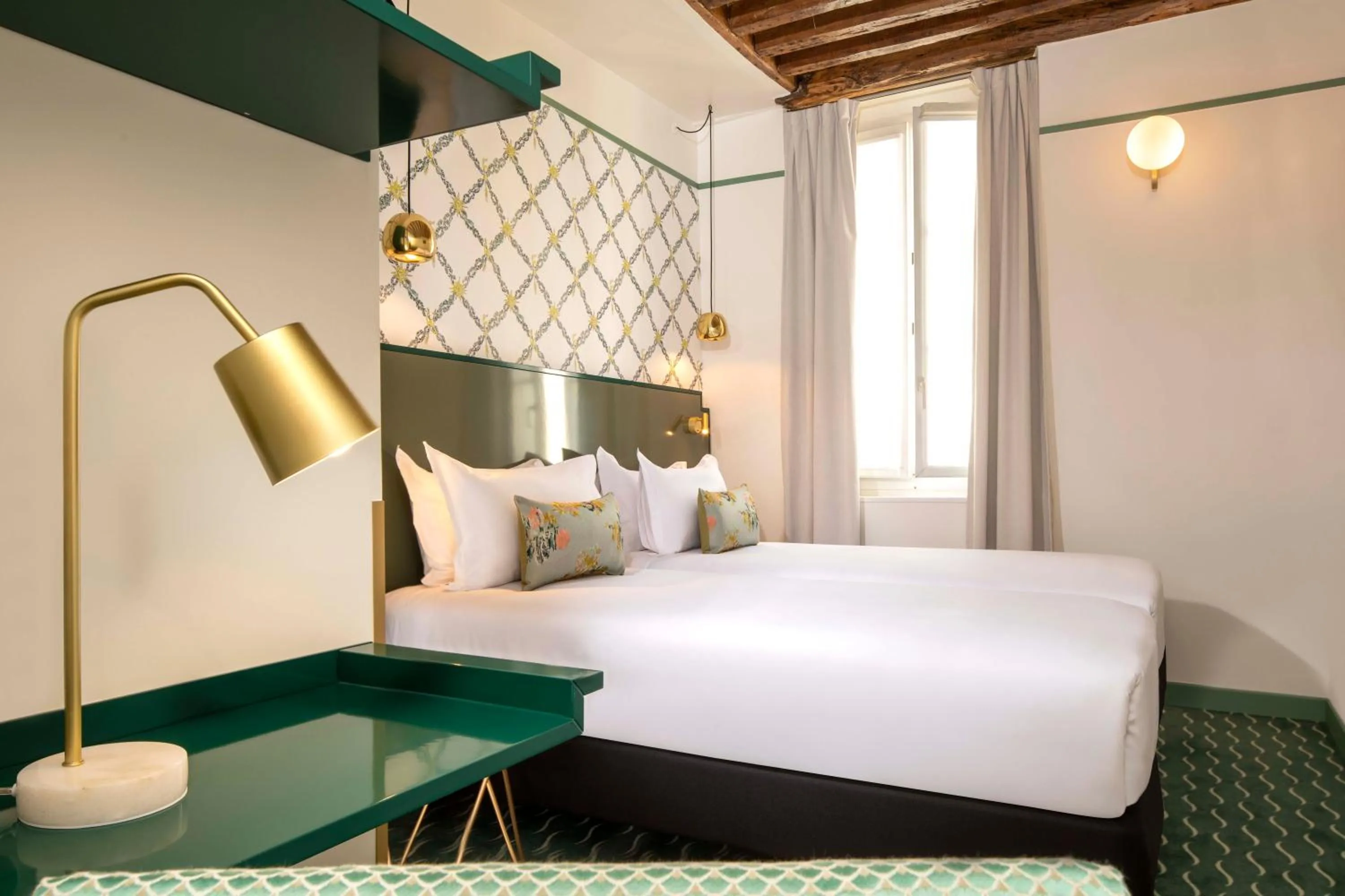 Photo of the whole room, Bed in Hotel des Deux-Iles - Notre-Dame