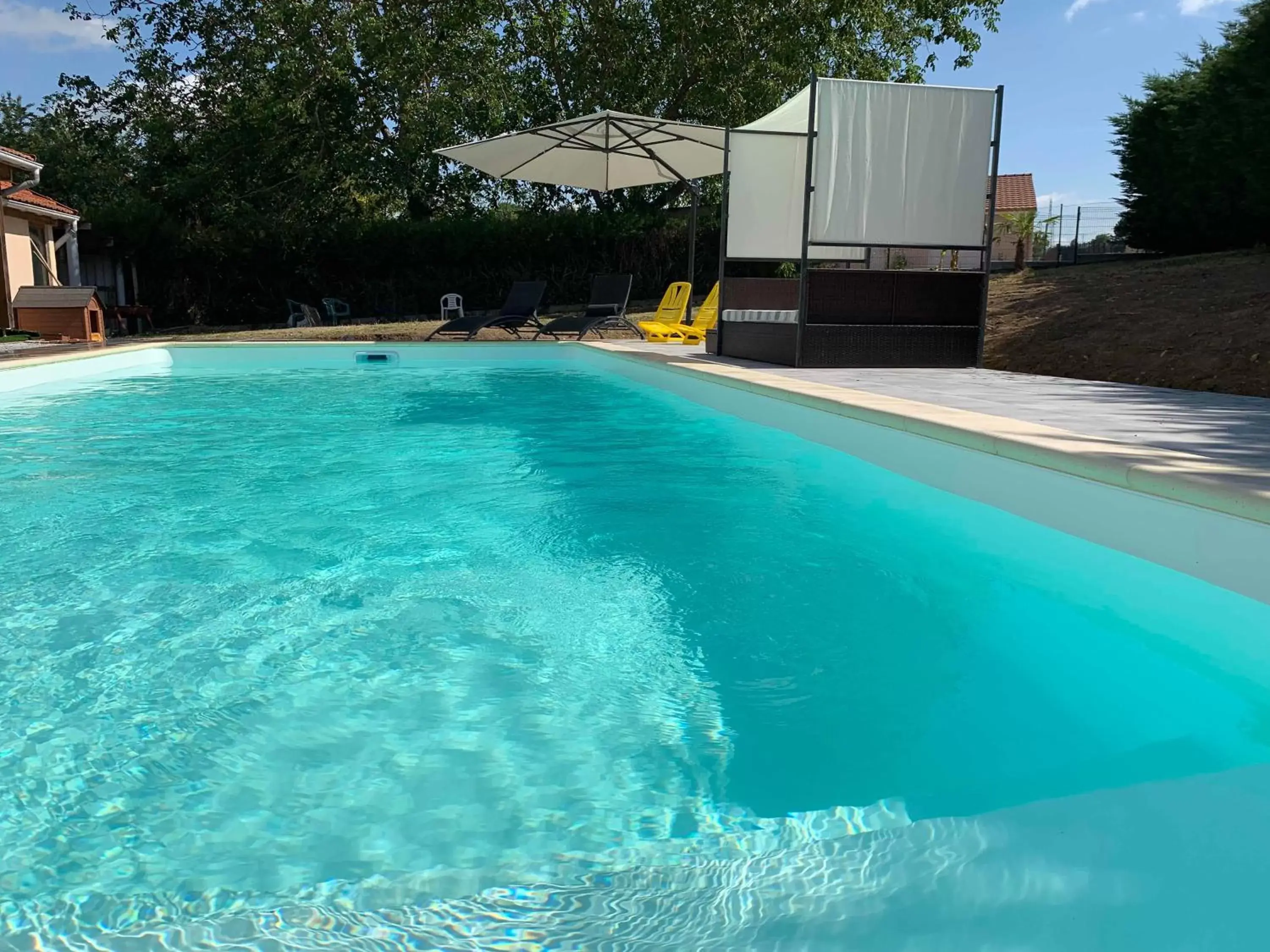 Swimming Pool in Maison Piscine et Jacuzzi