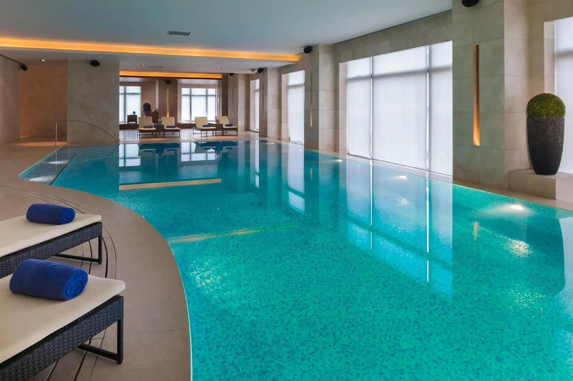 Lounge or bar, Swimming Pool in Marco Polo Wuhan Hotel