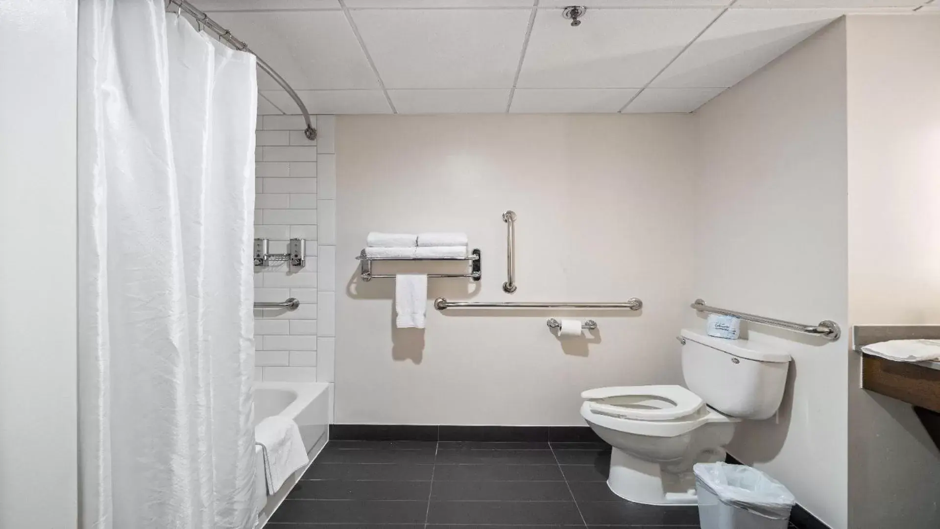 Bathroom in 315 LoSo Hotel Airport