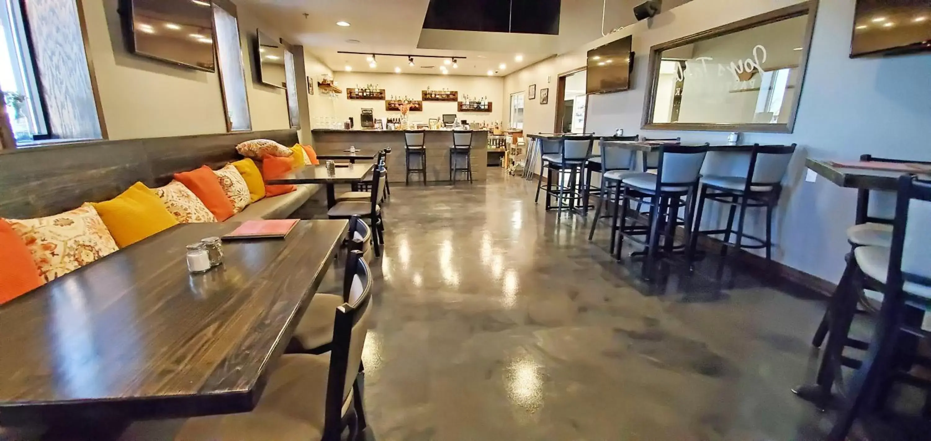 Lounge or bar in Holiday Inn Kearney by IHG Lounge or bar in Holiday Inn Kearney by IHG