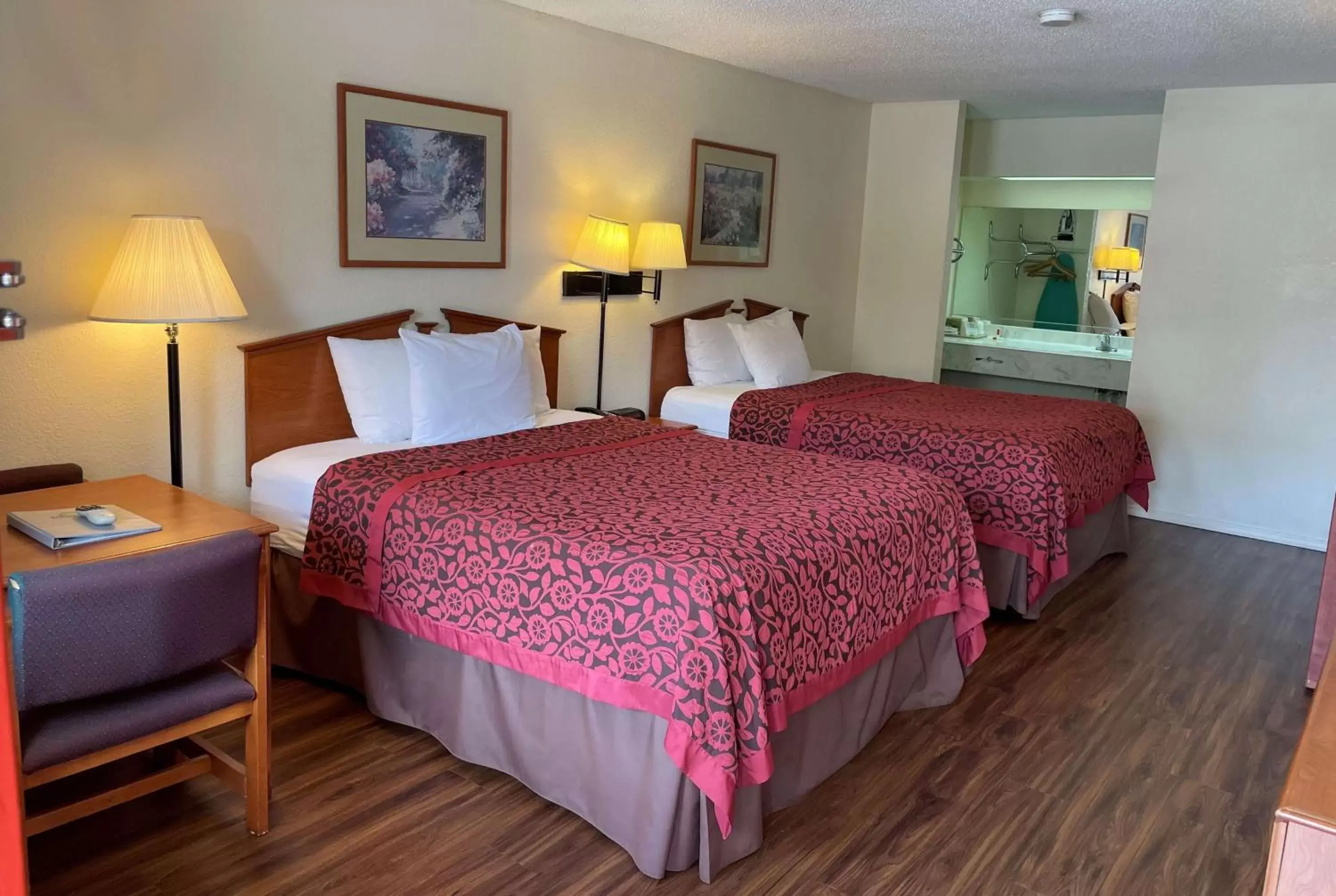 Photo of the whole room, Bed in Days Inn & Suites by Wyndham Marshall