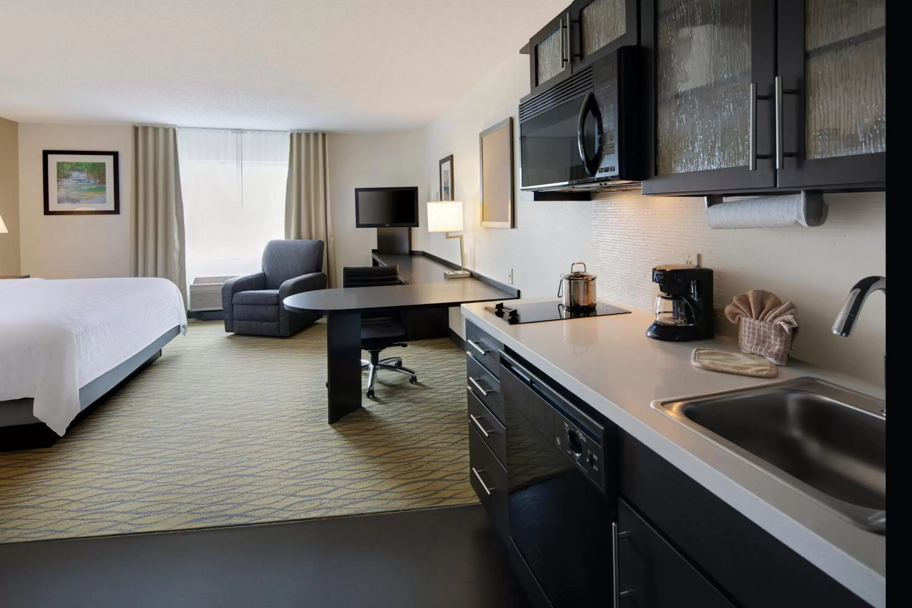 Photo of the whole room, Kitchen/Kitchenette in Candlewood Suites Rogers-Bentonville, an IHG Hotel