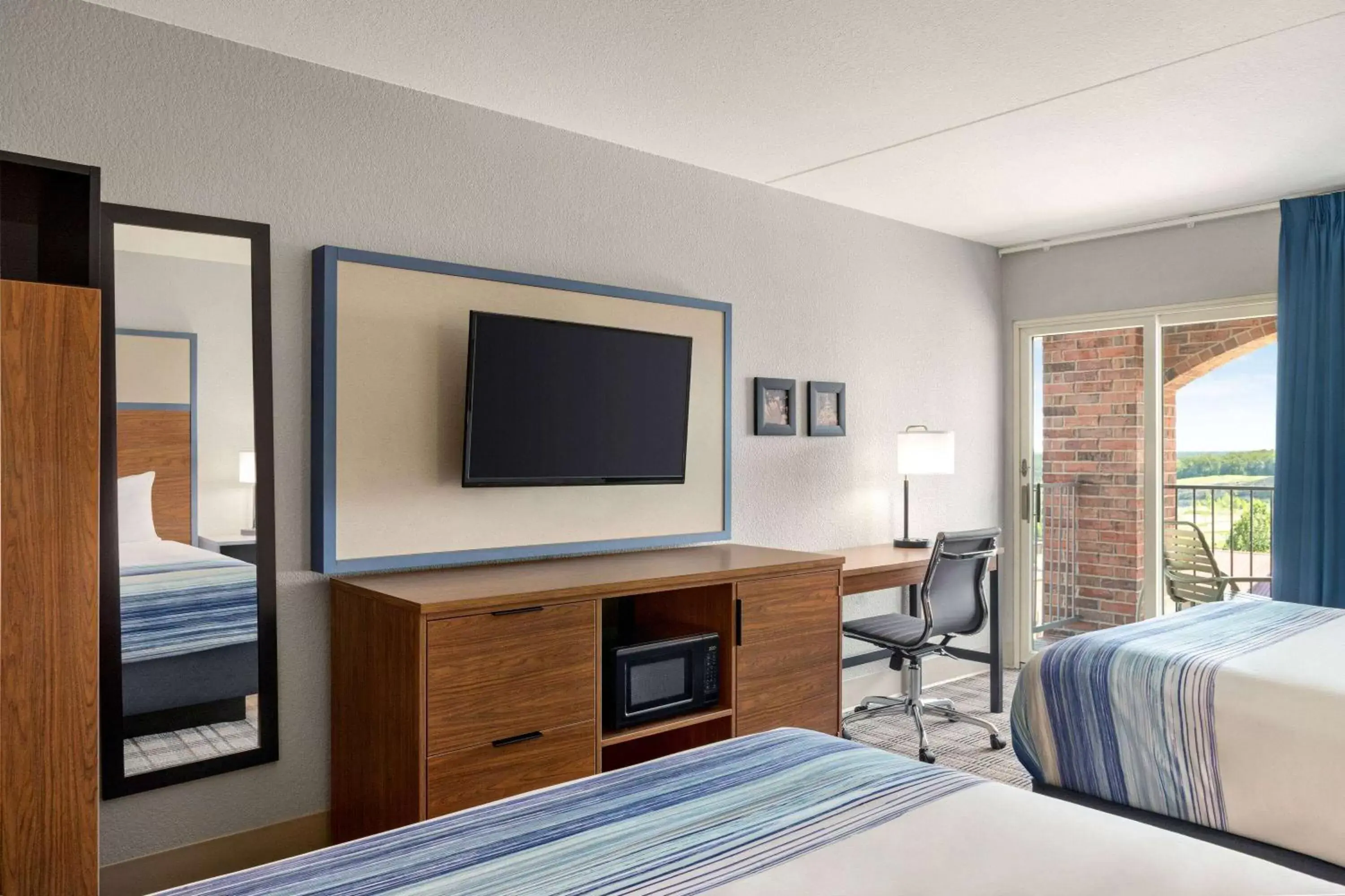 TV and multimedia, Bed in AmericInn by Wyndham Branson & Conference Center TV and multimedia, Bed in AmericInn by Wyndham Branson & Conference Center