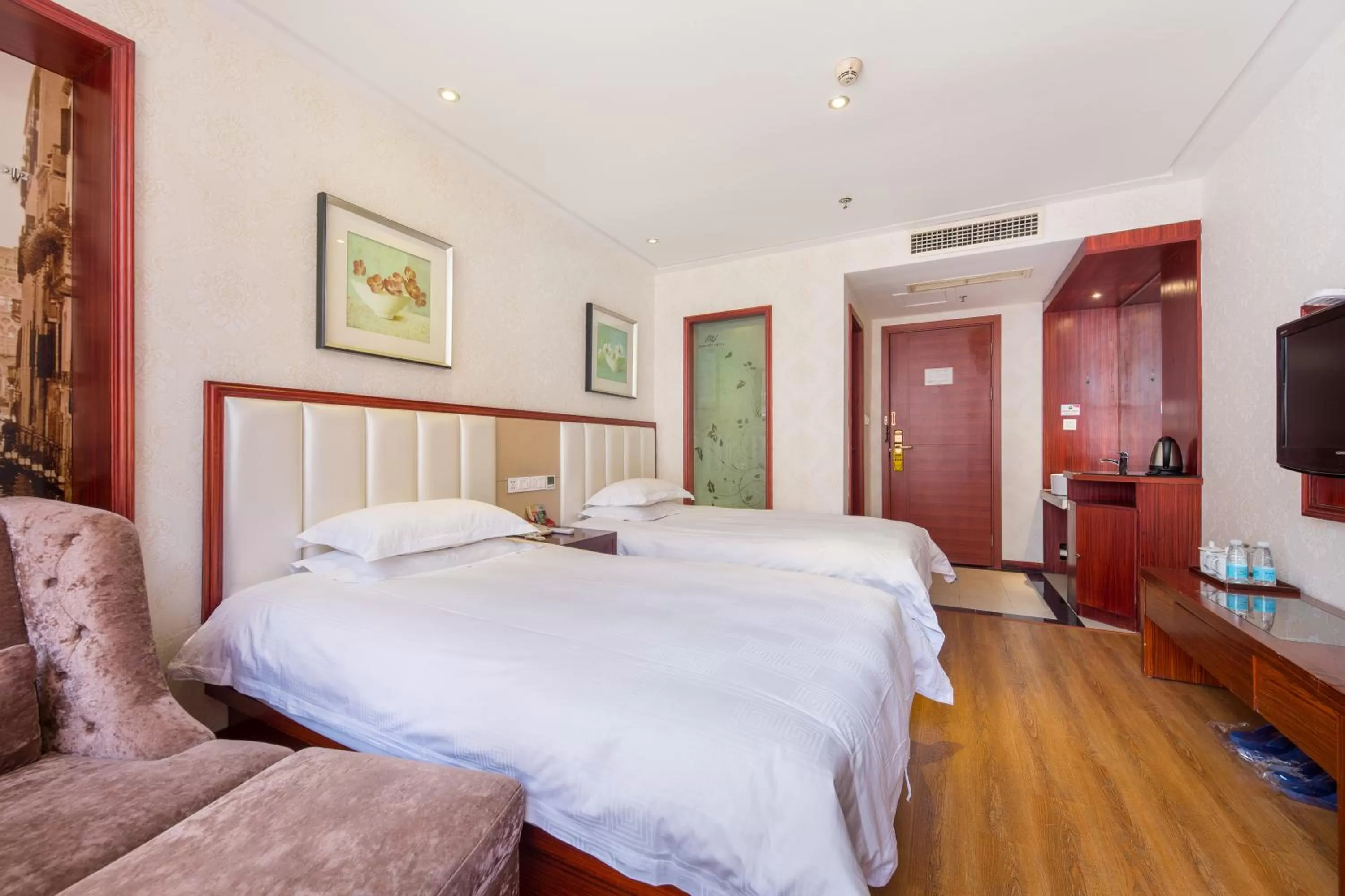 Bed in Lingshang Hotel