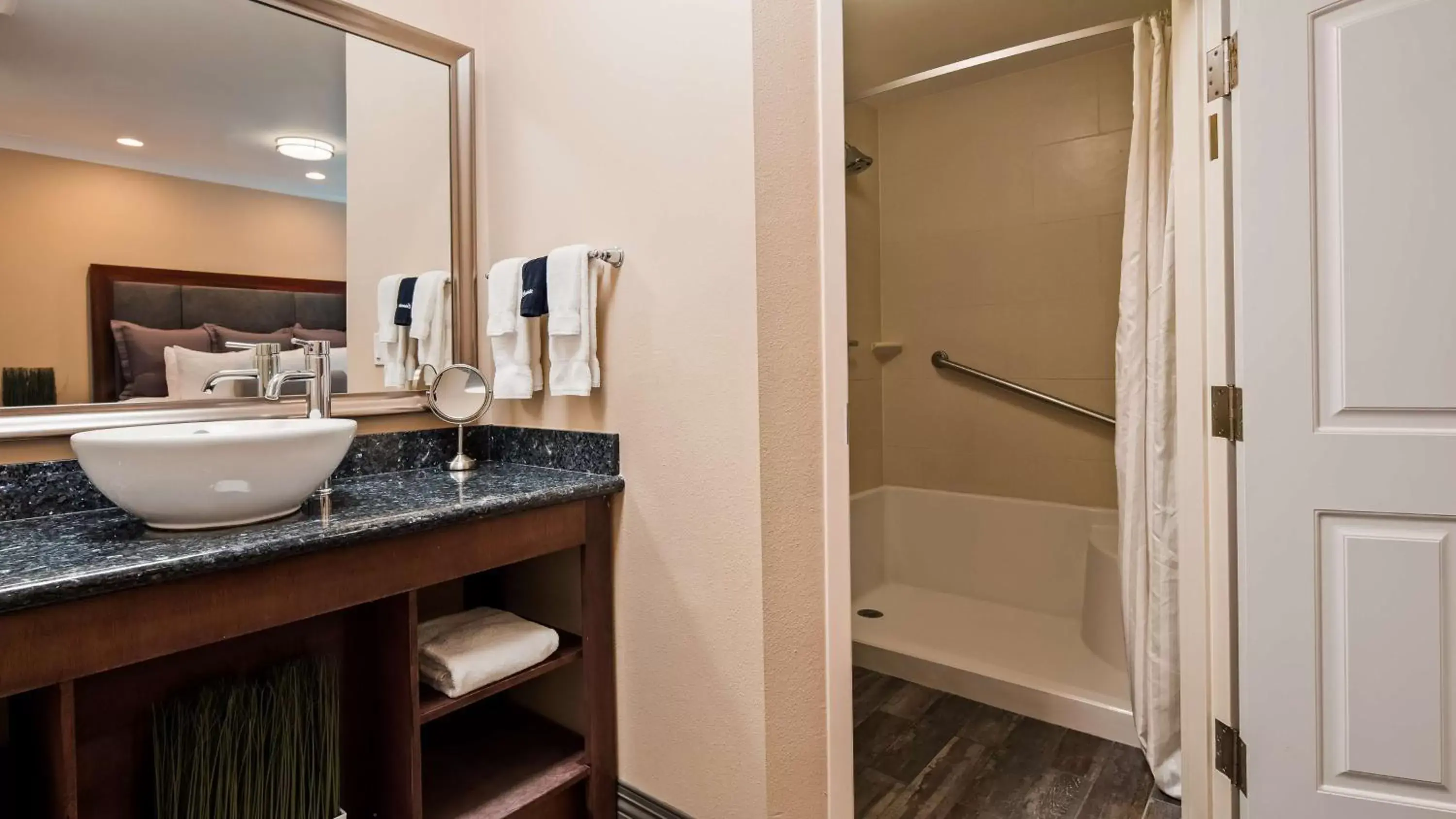 Bathroom in Best Western PLUS Avita Suites